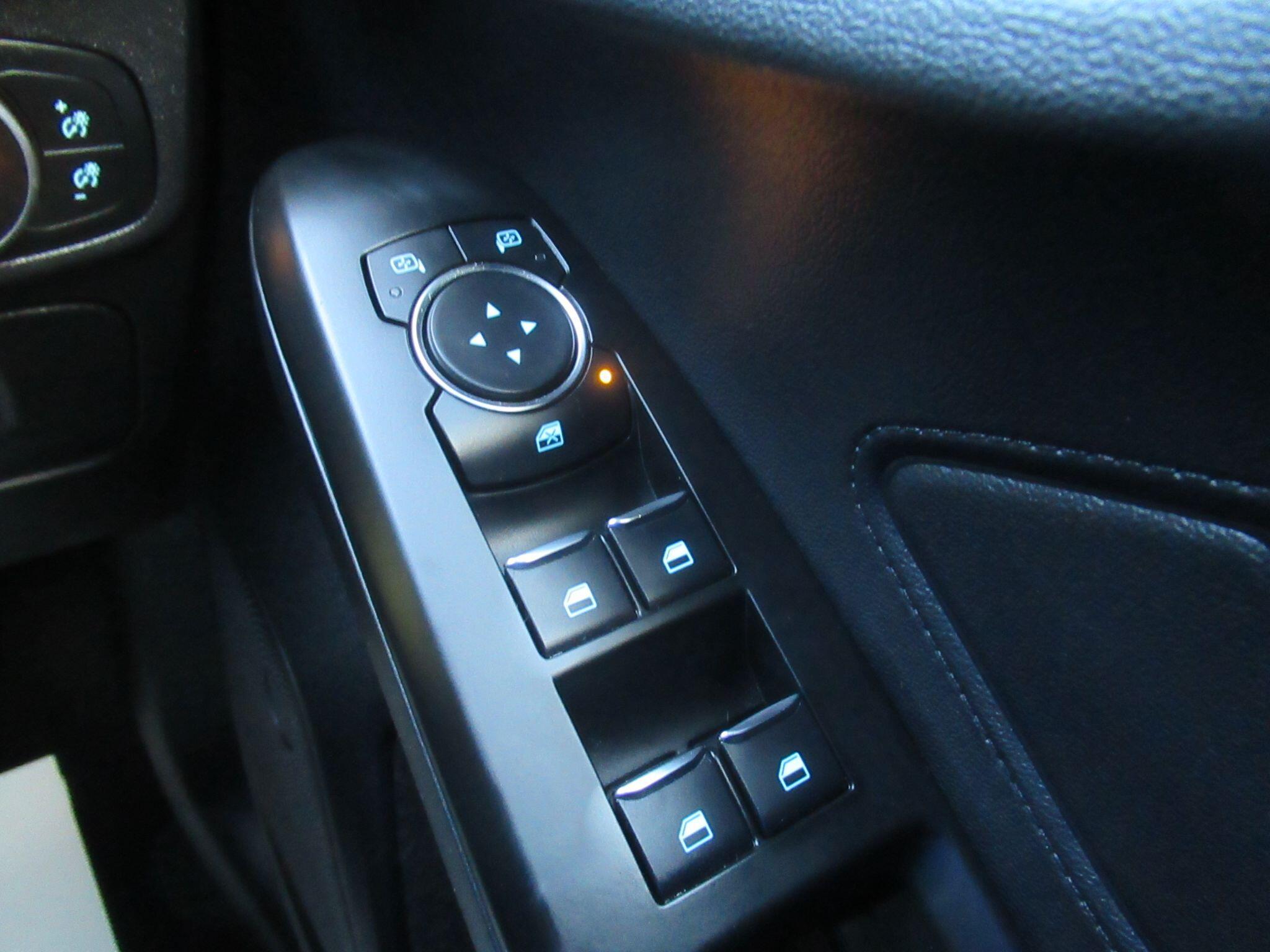 Ford Focus - Image 27