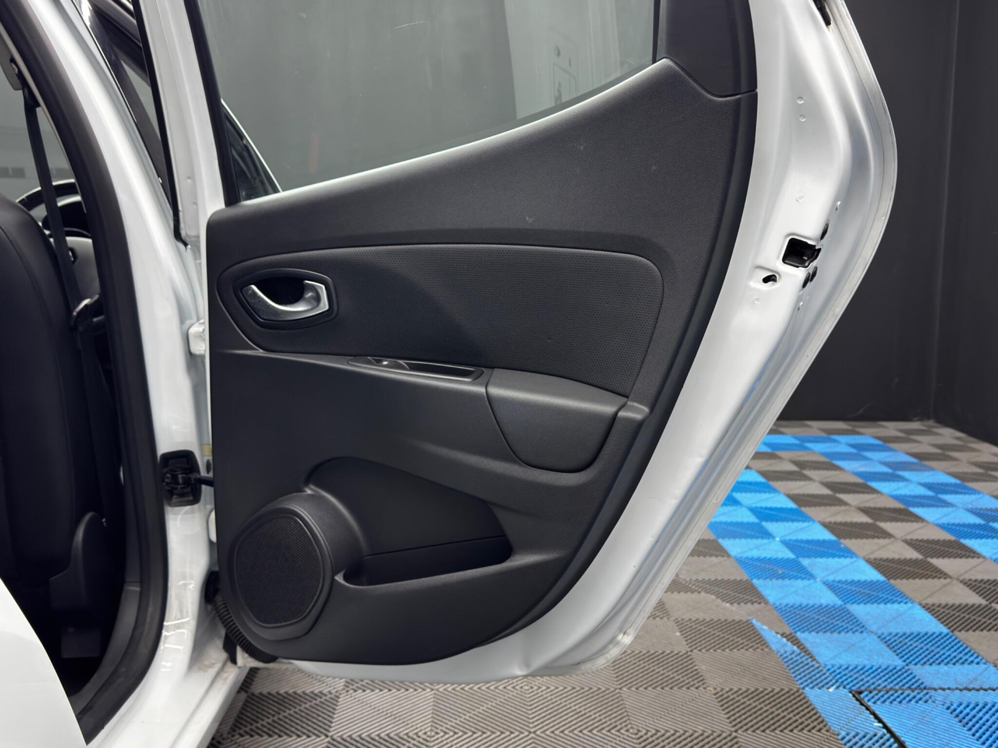 Renault Clio - Image 38
