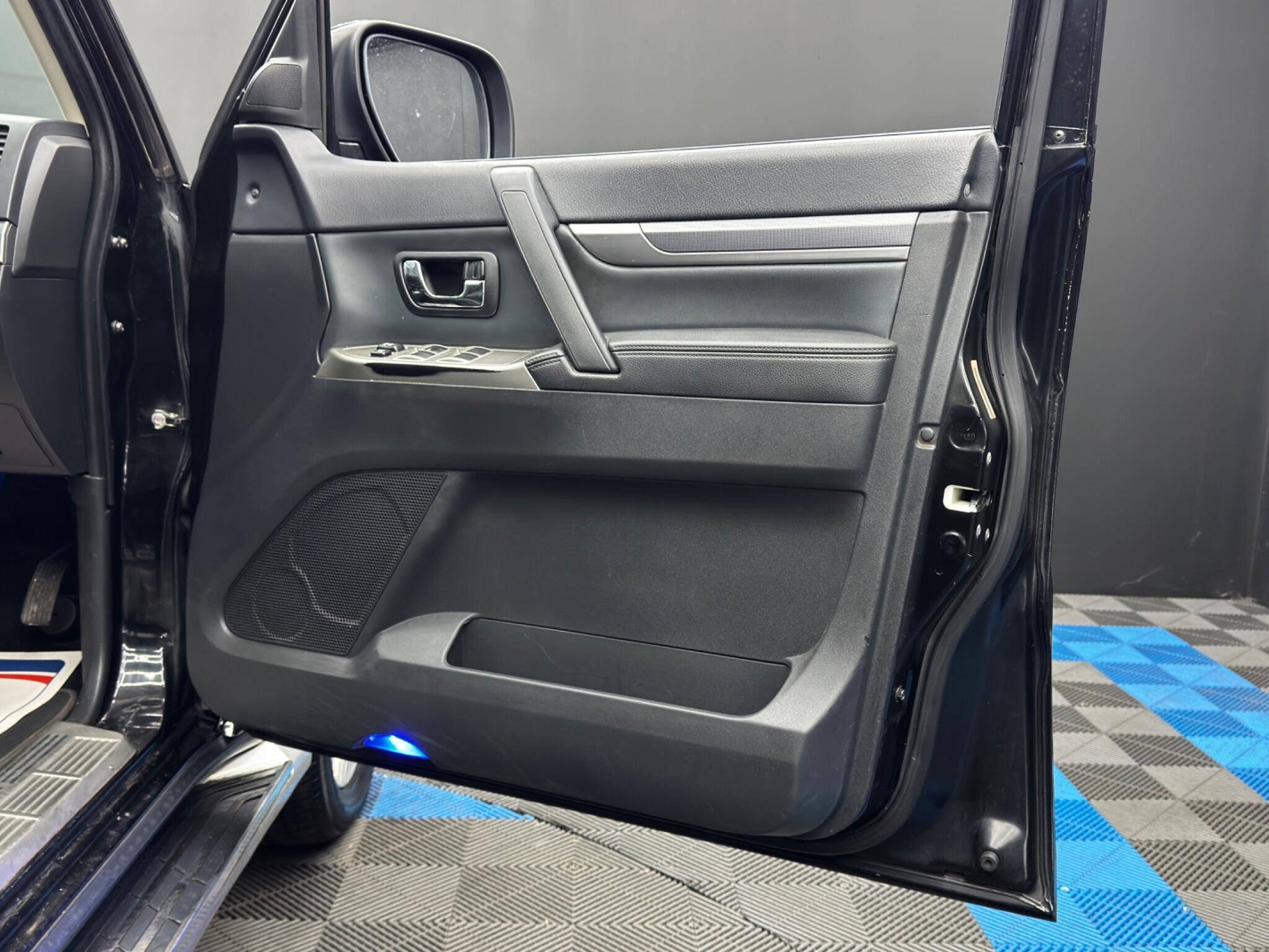 Mitsubishi Shogun - Image 37