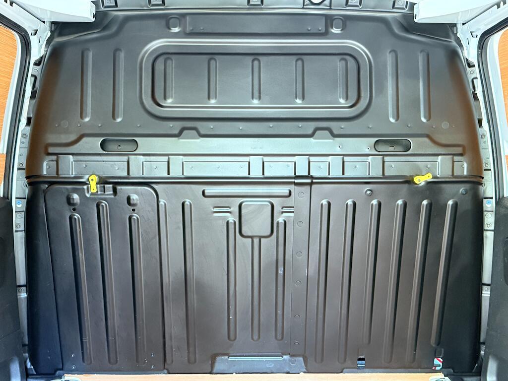 Vauxhall Combo - Image 16