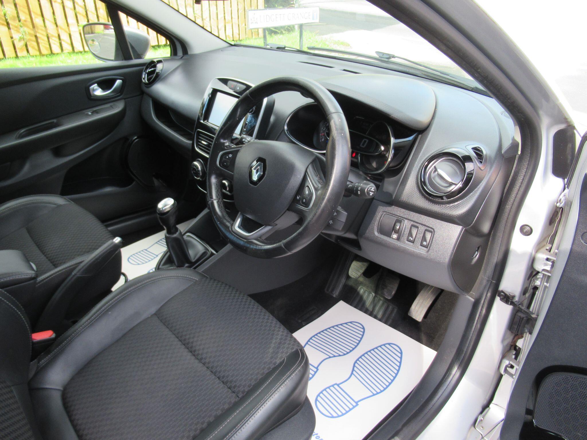 Renault Clio - Image 17