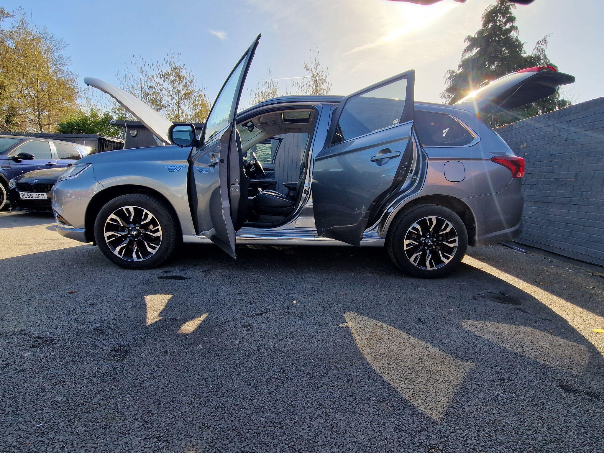 Mitsubishi Outlander - Image 16