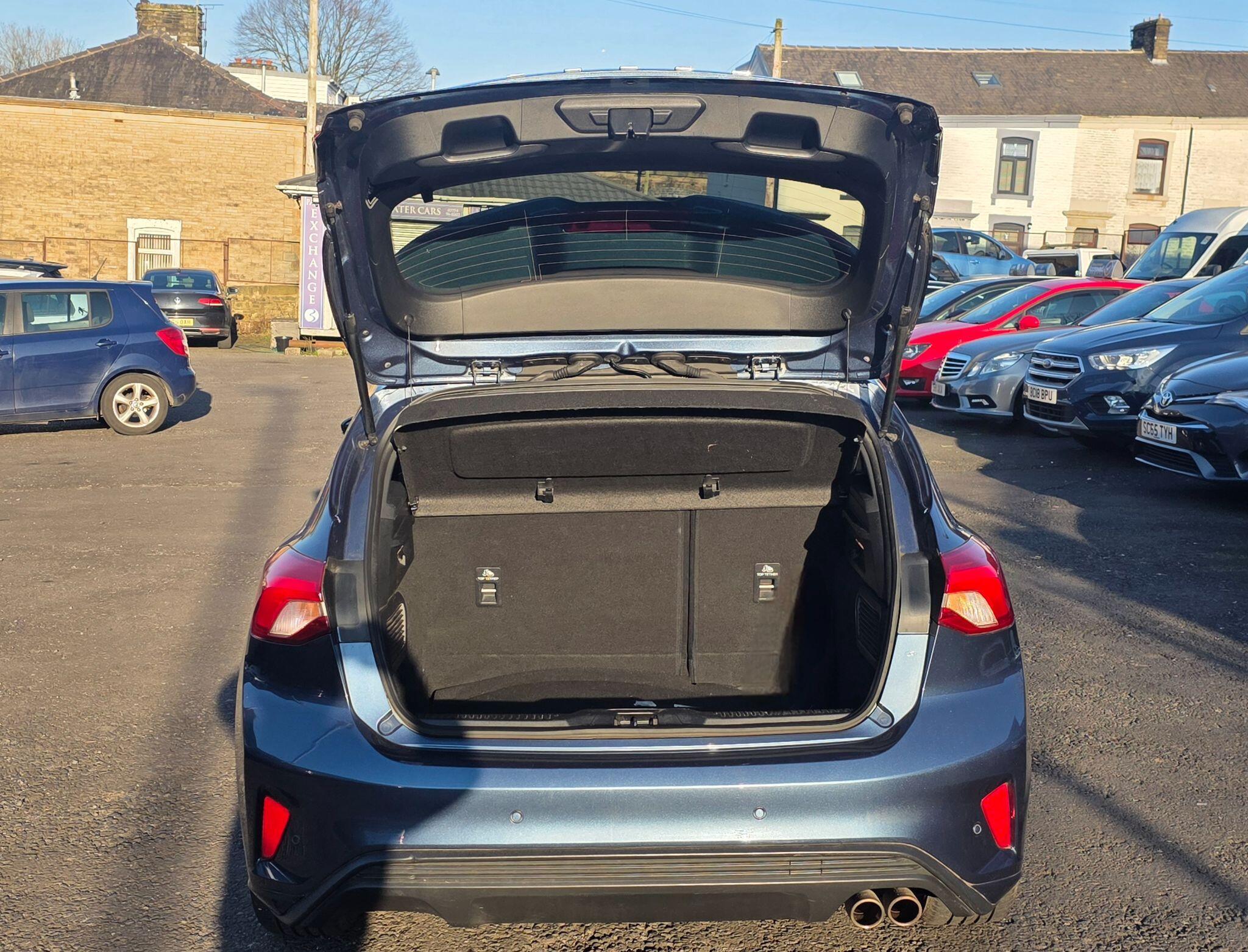 Ford Focus - Image 21