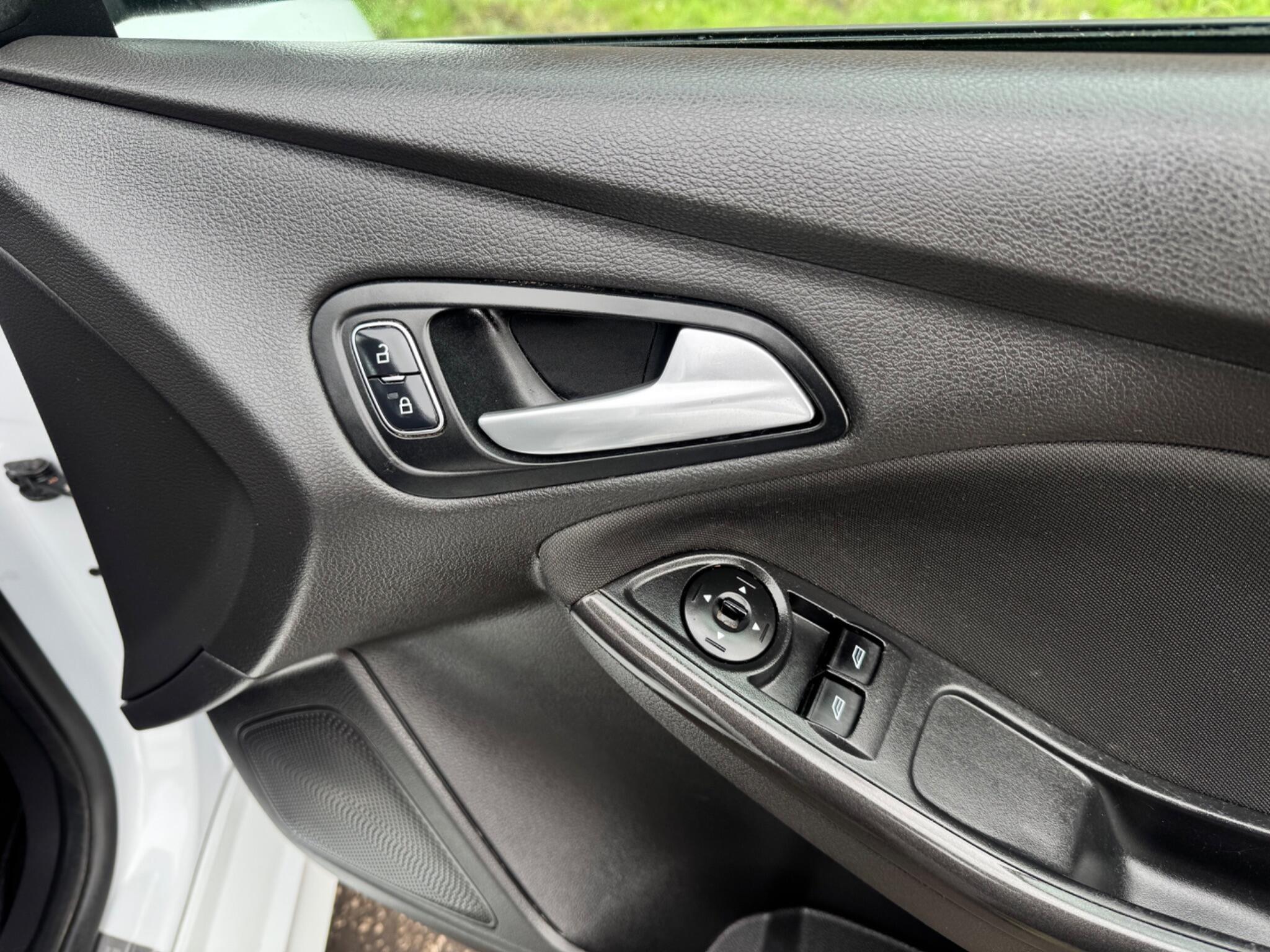 Ford Focus - Image 37