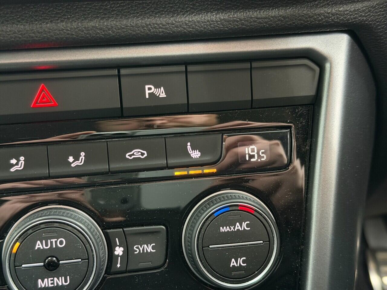 Volkswagen T-Roc - Image 33