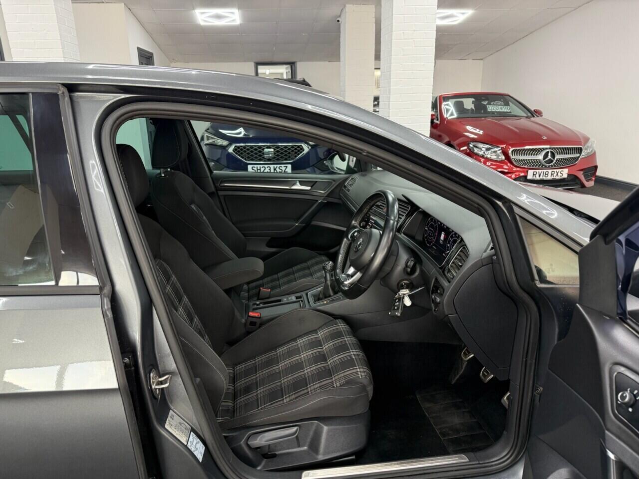 Volkswagen Golf - Image 12