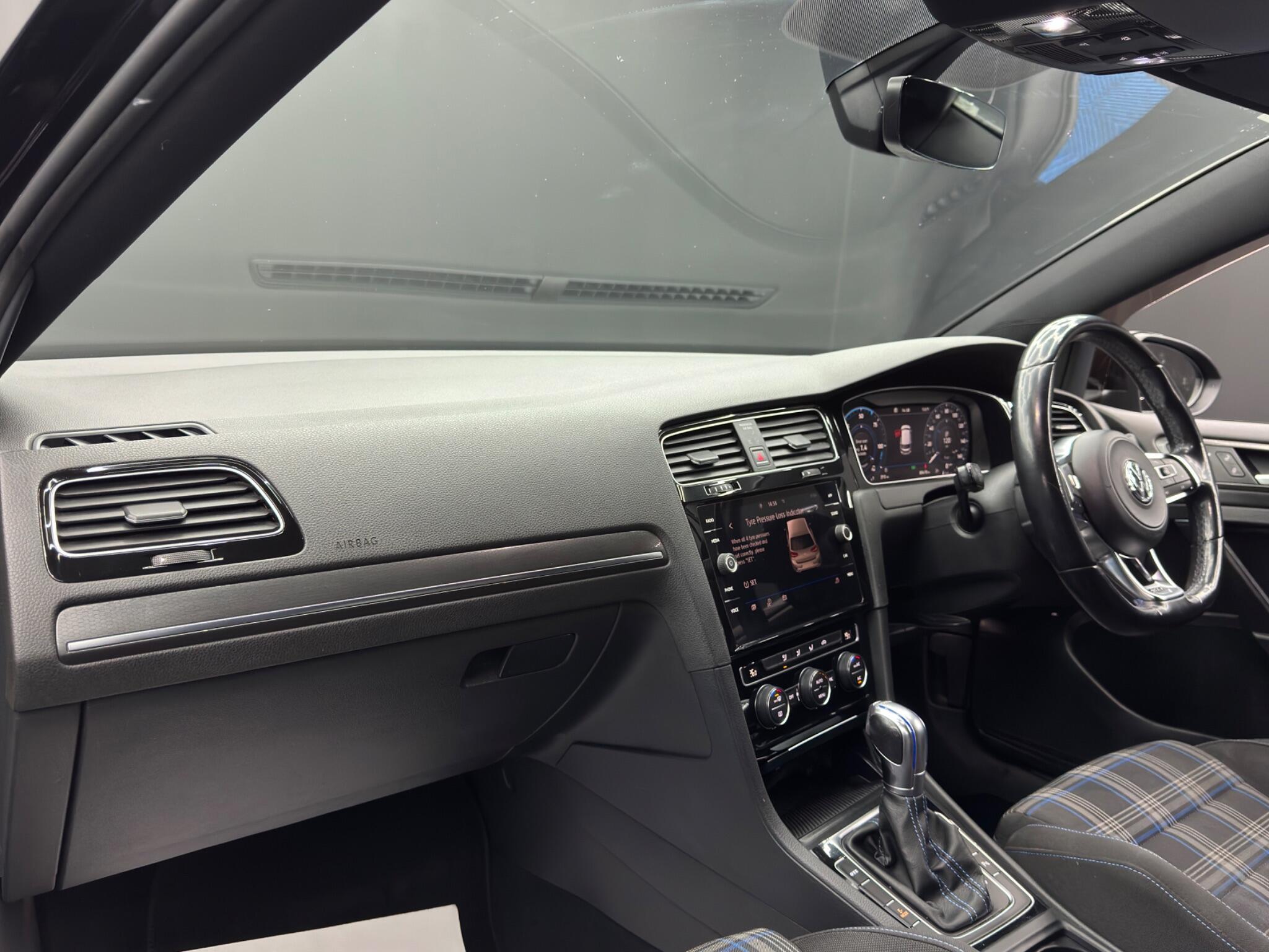 Volkswagen Golf - Image 11