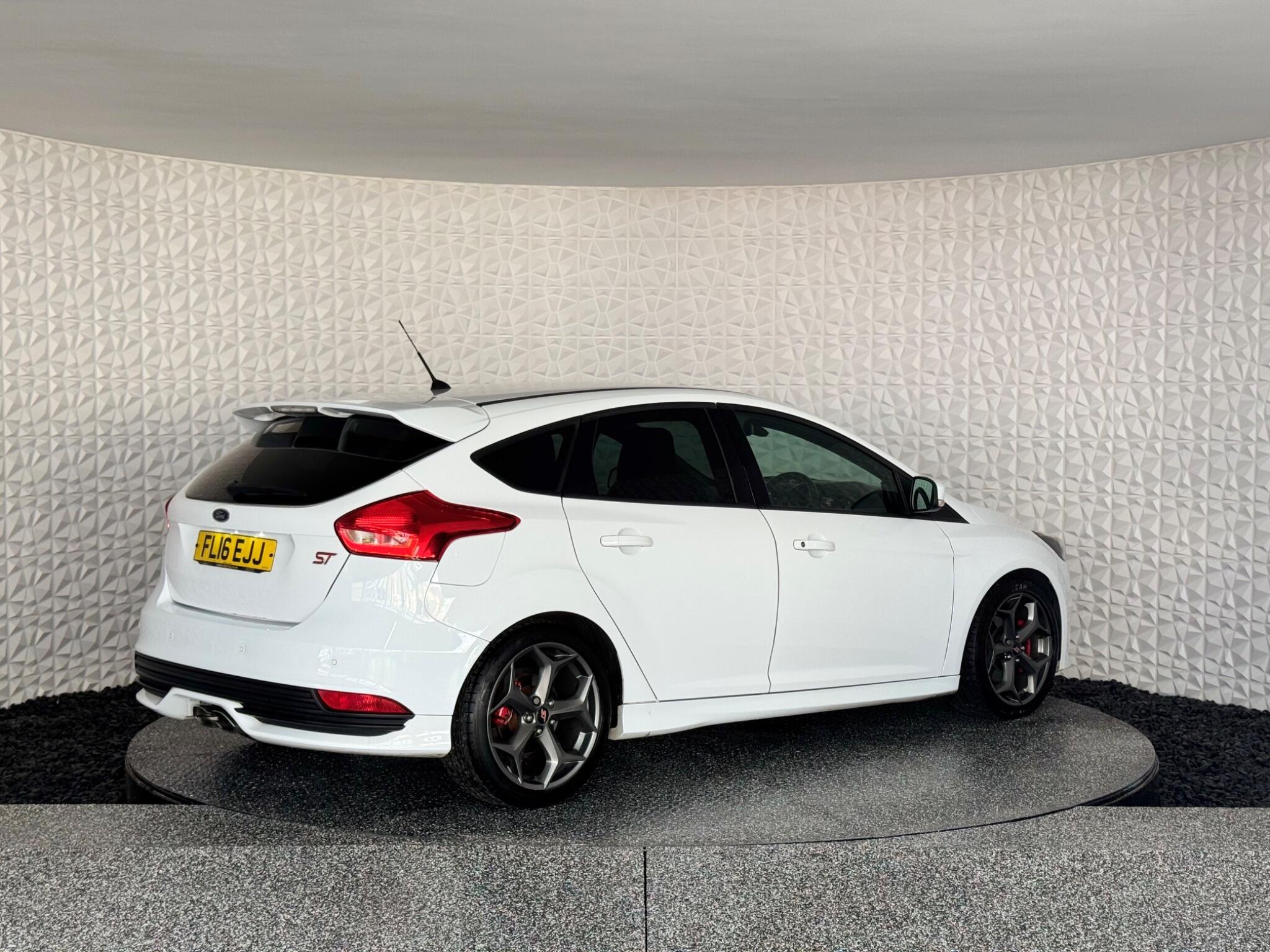 Ford Focus - Image 12