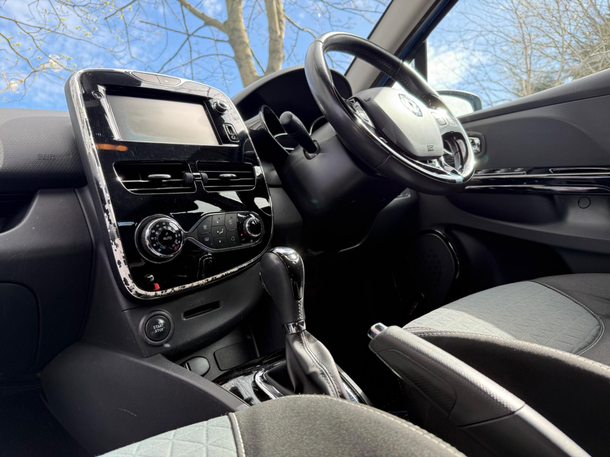 Renault Clio - Image 17