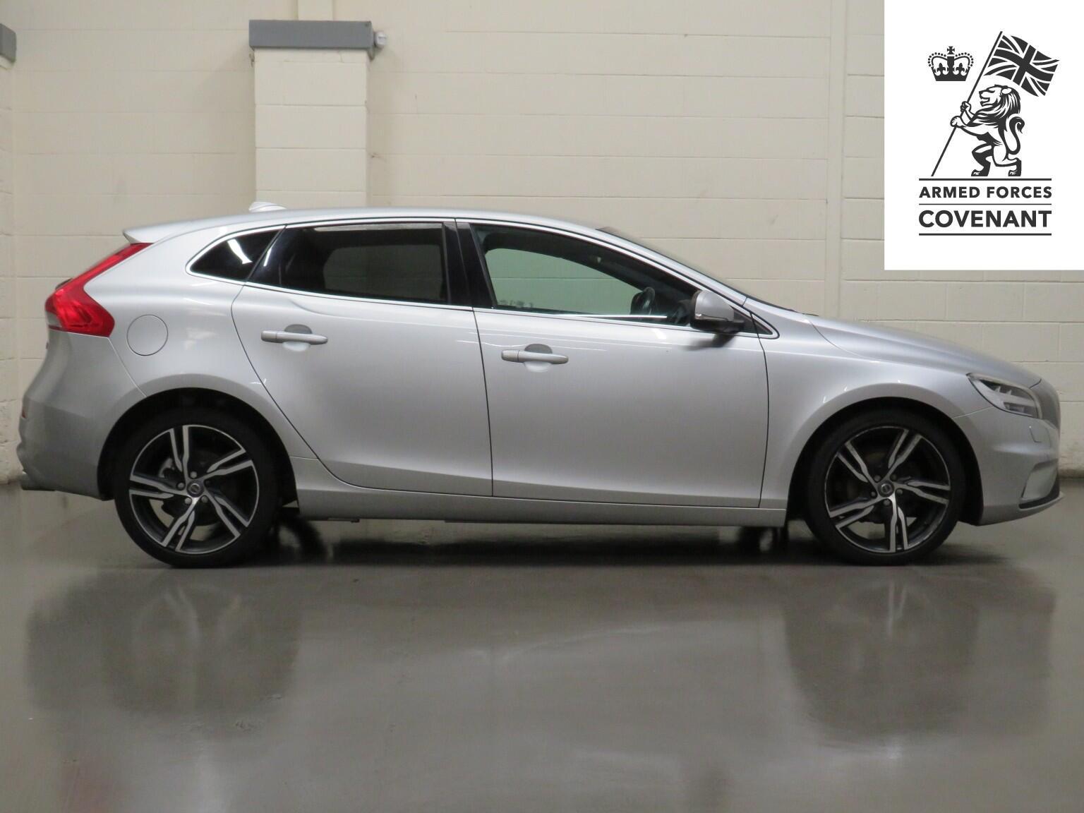 Volvo V40 - Image 2
