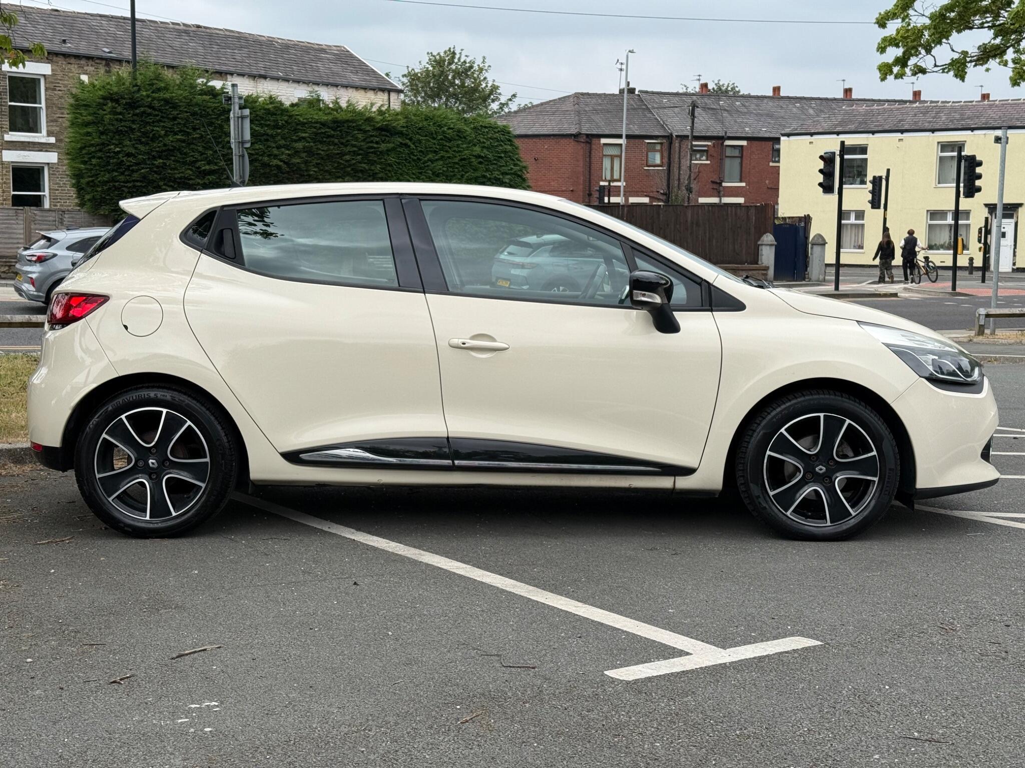 Renault Clio - Image 8