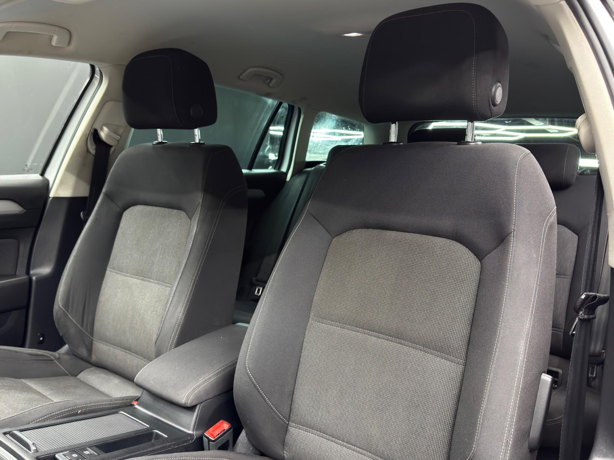 Volkswagen Passat - Image 13