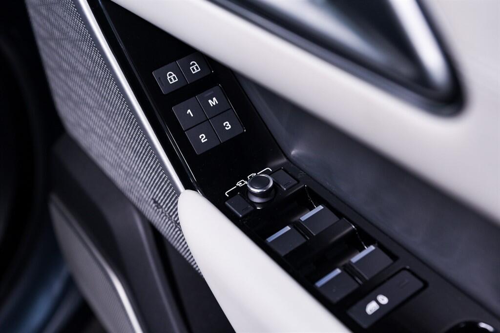Land Rover Range Rover Velar - Image 31