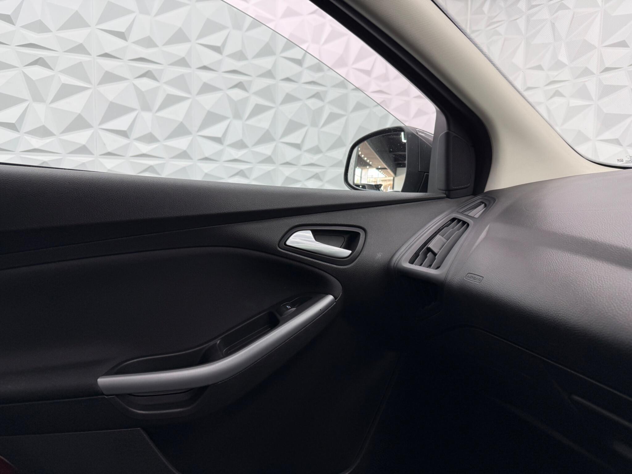 Ford Focus - Image 43