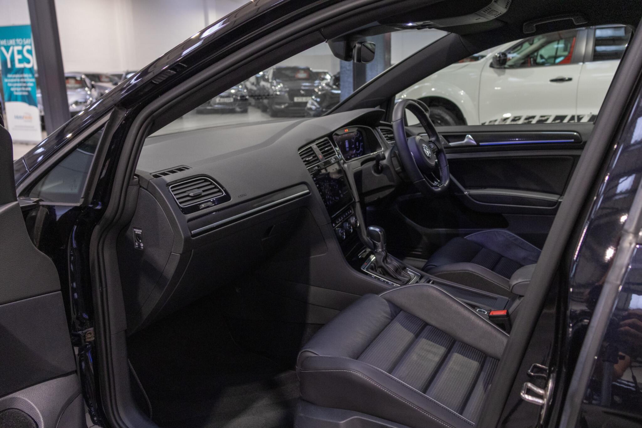 Volkswagen Golf - Image 12