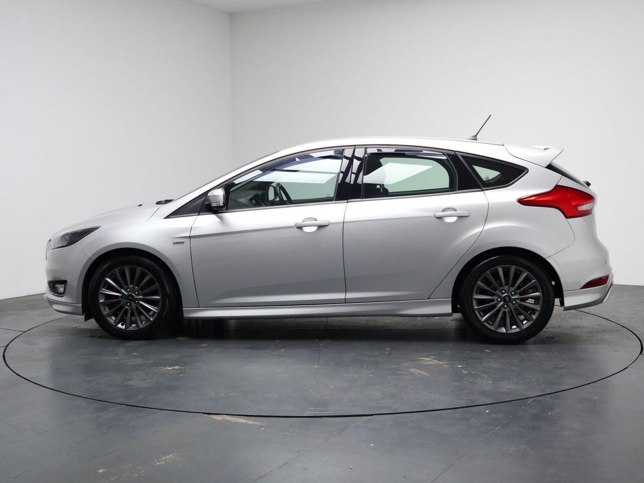 Ford Focus - Image 8