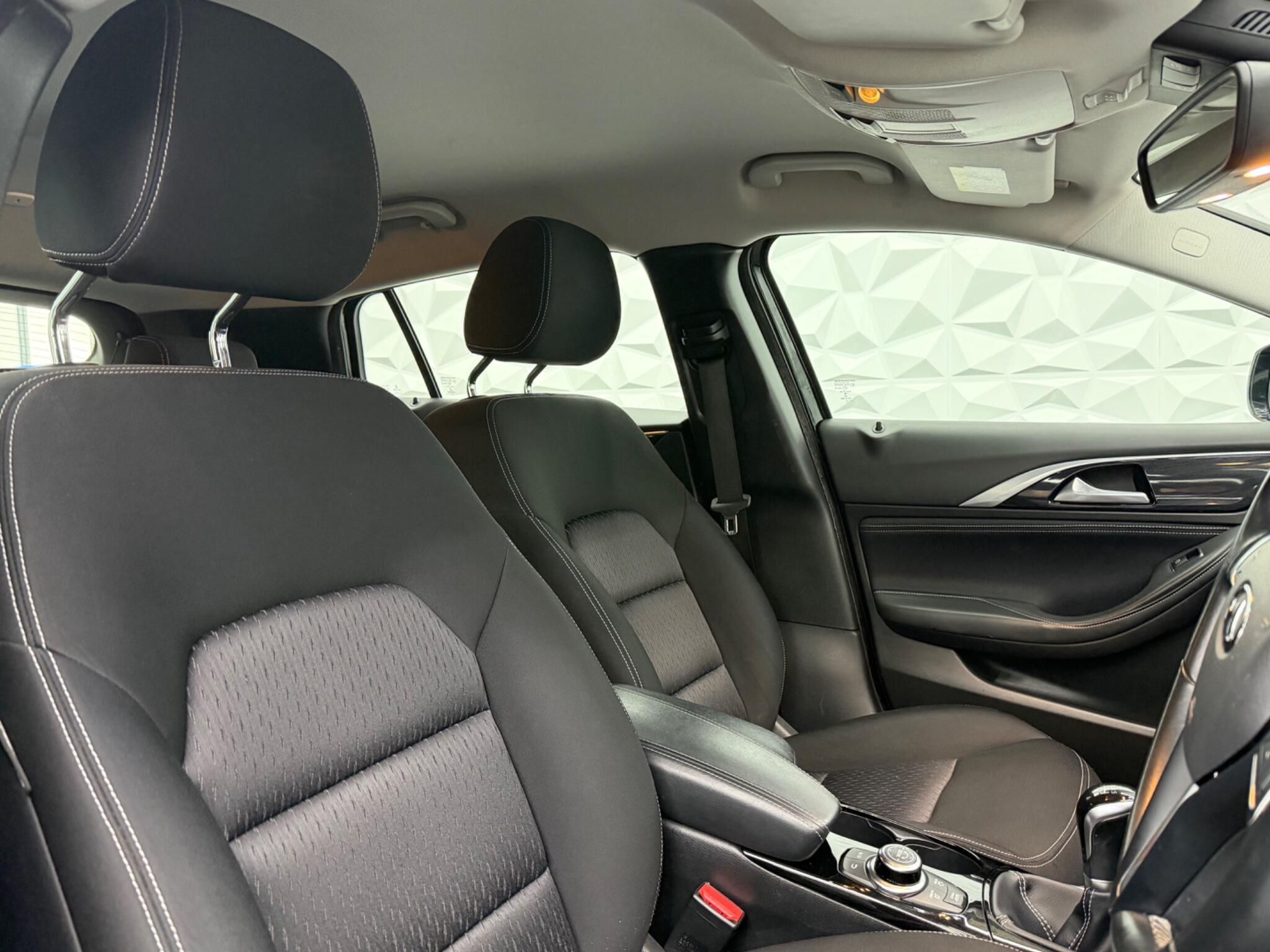 Infiniti Q30 - Image 18