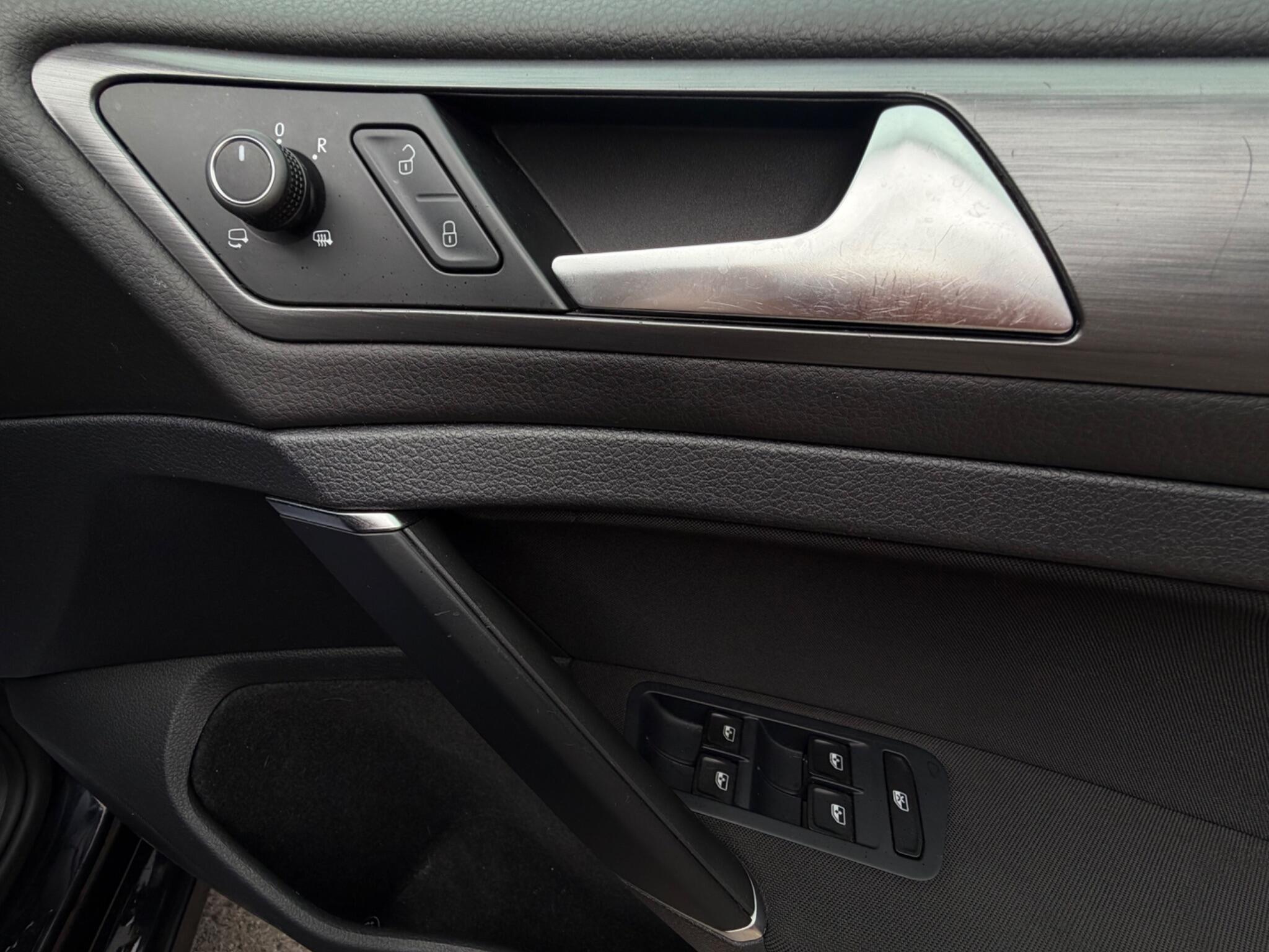 Volkswagen Golf - Image 17