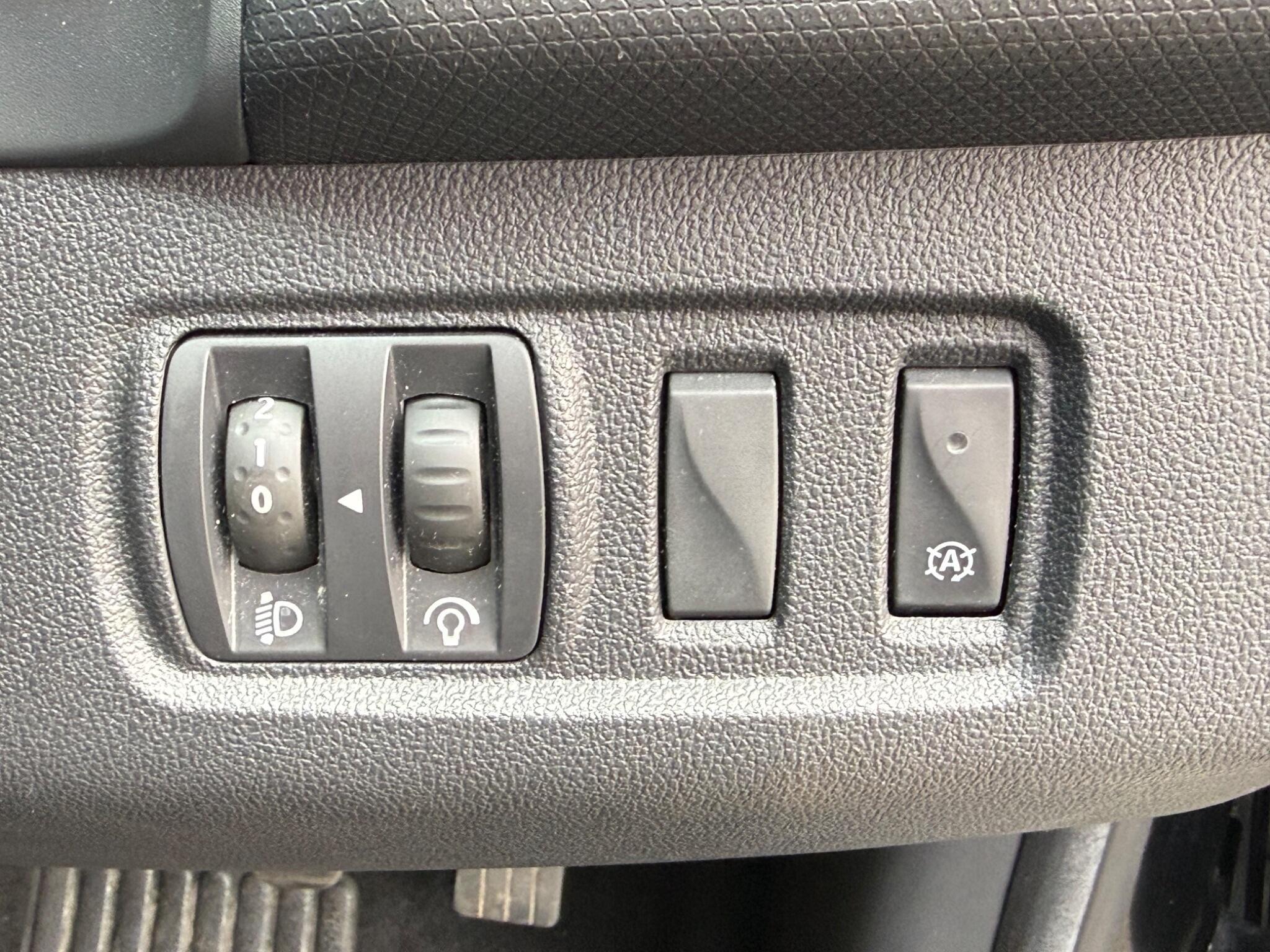 Renault Clio - Image 19