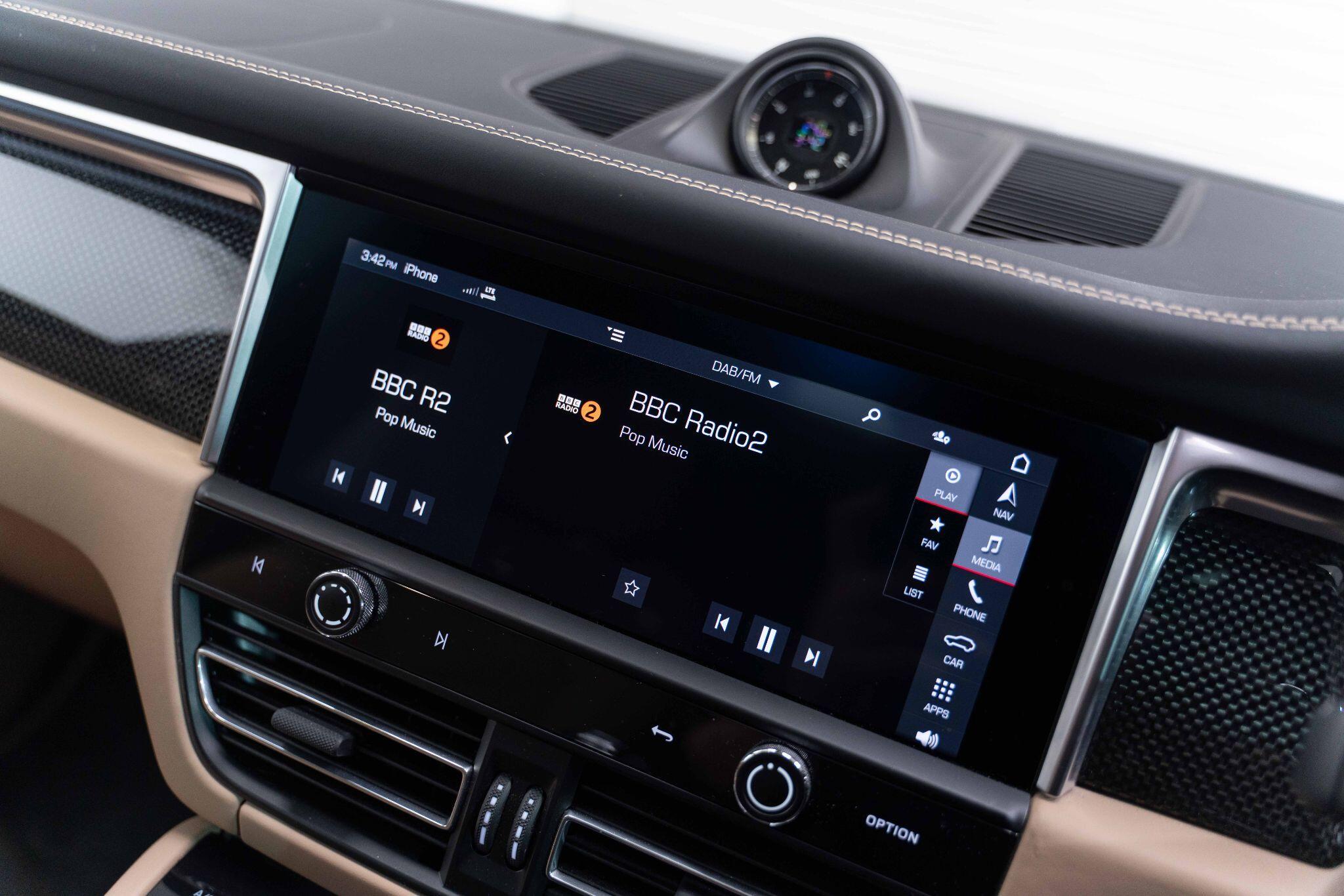 Porsche Macan - Image 40