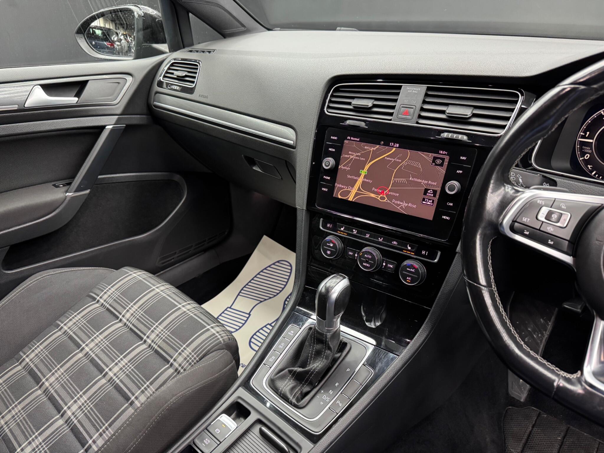 Volkswagen Golf - Image 23