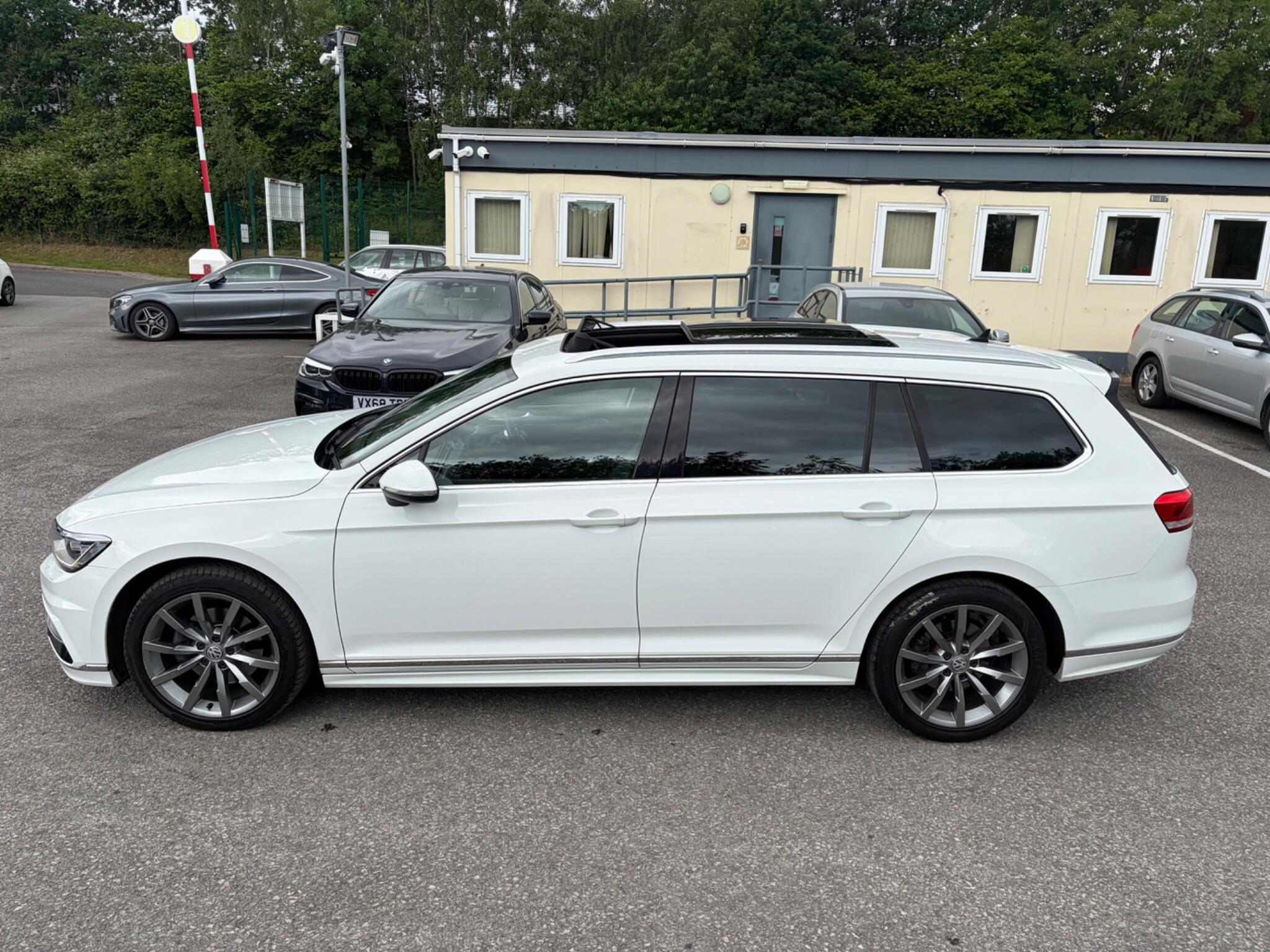 Volkswagen Passat - Image 11