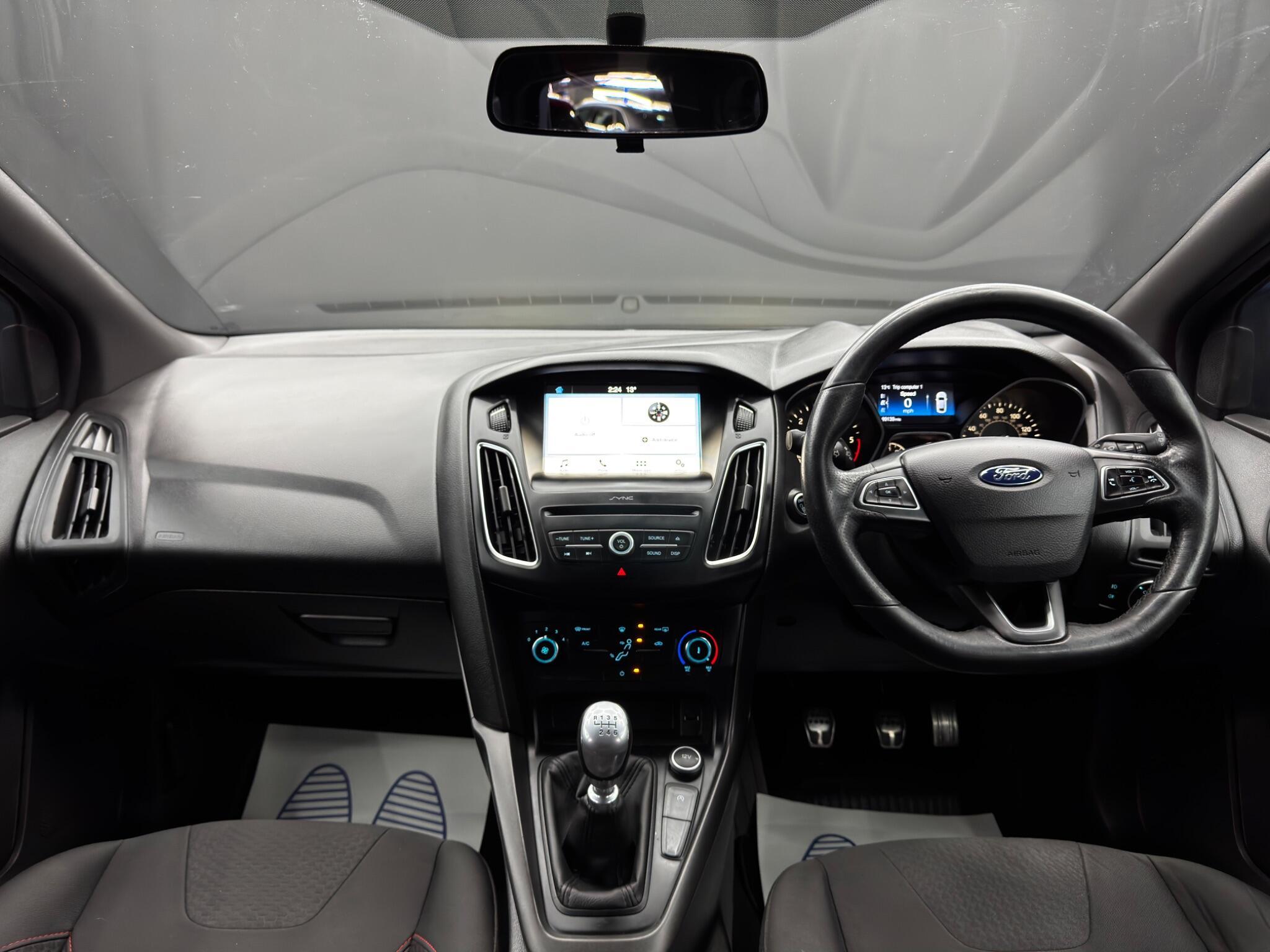 Ford Focus - Image 10