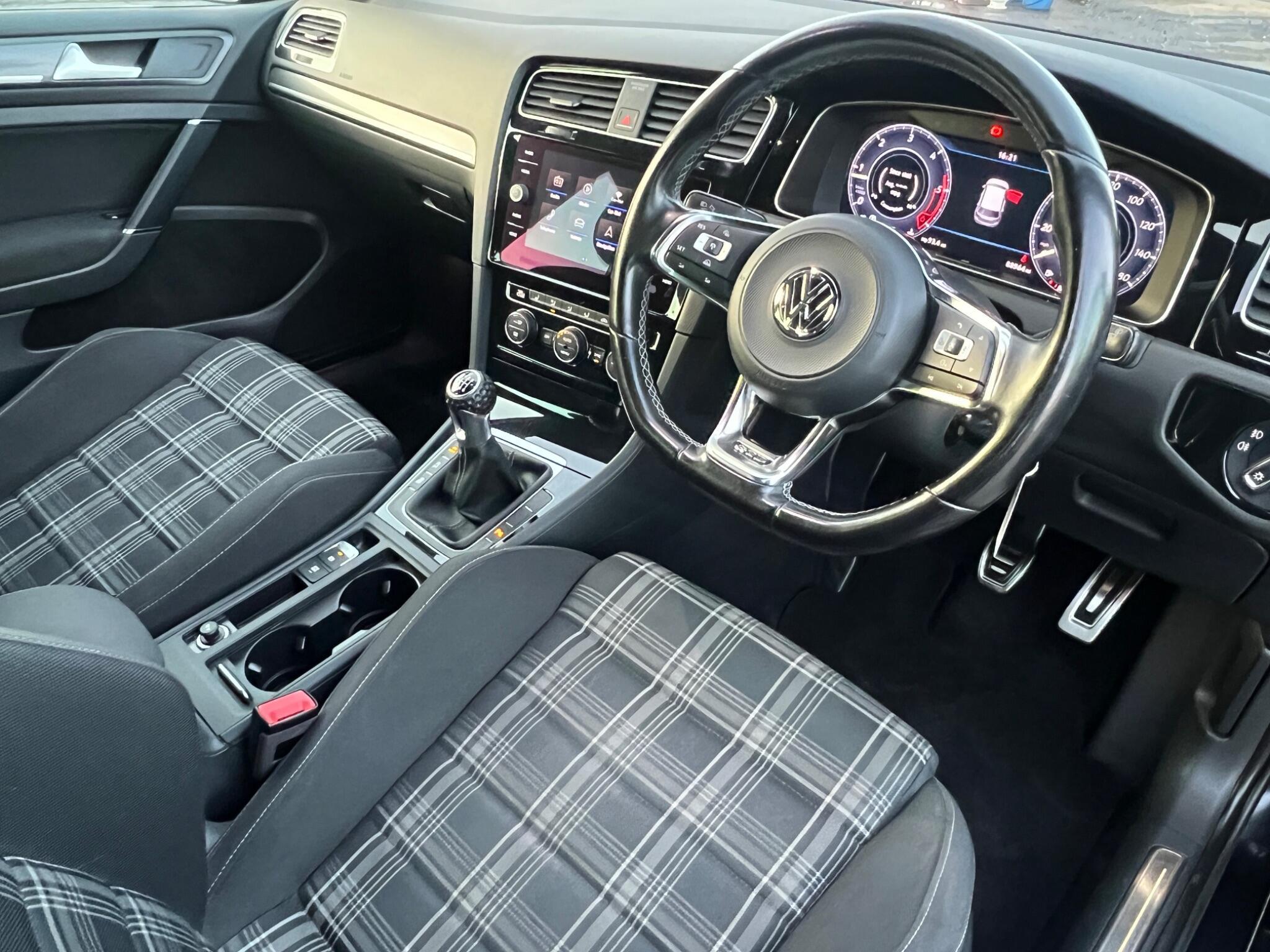 Volkswagen Golf - Image 18
