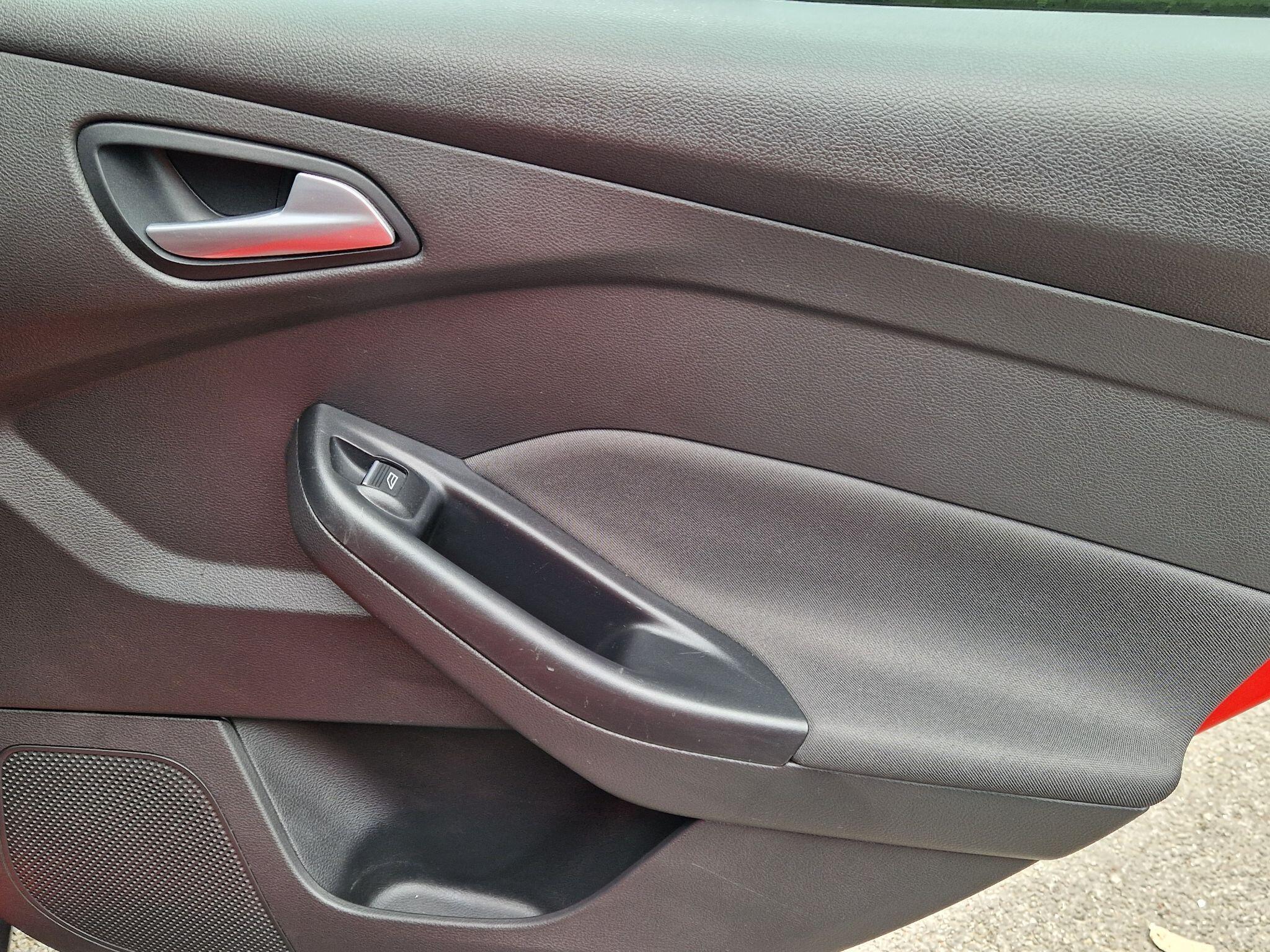Ford Focus - Image 35