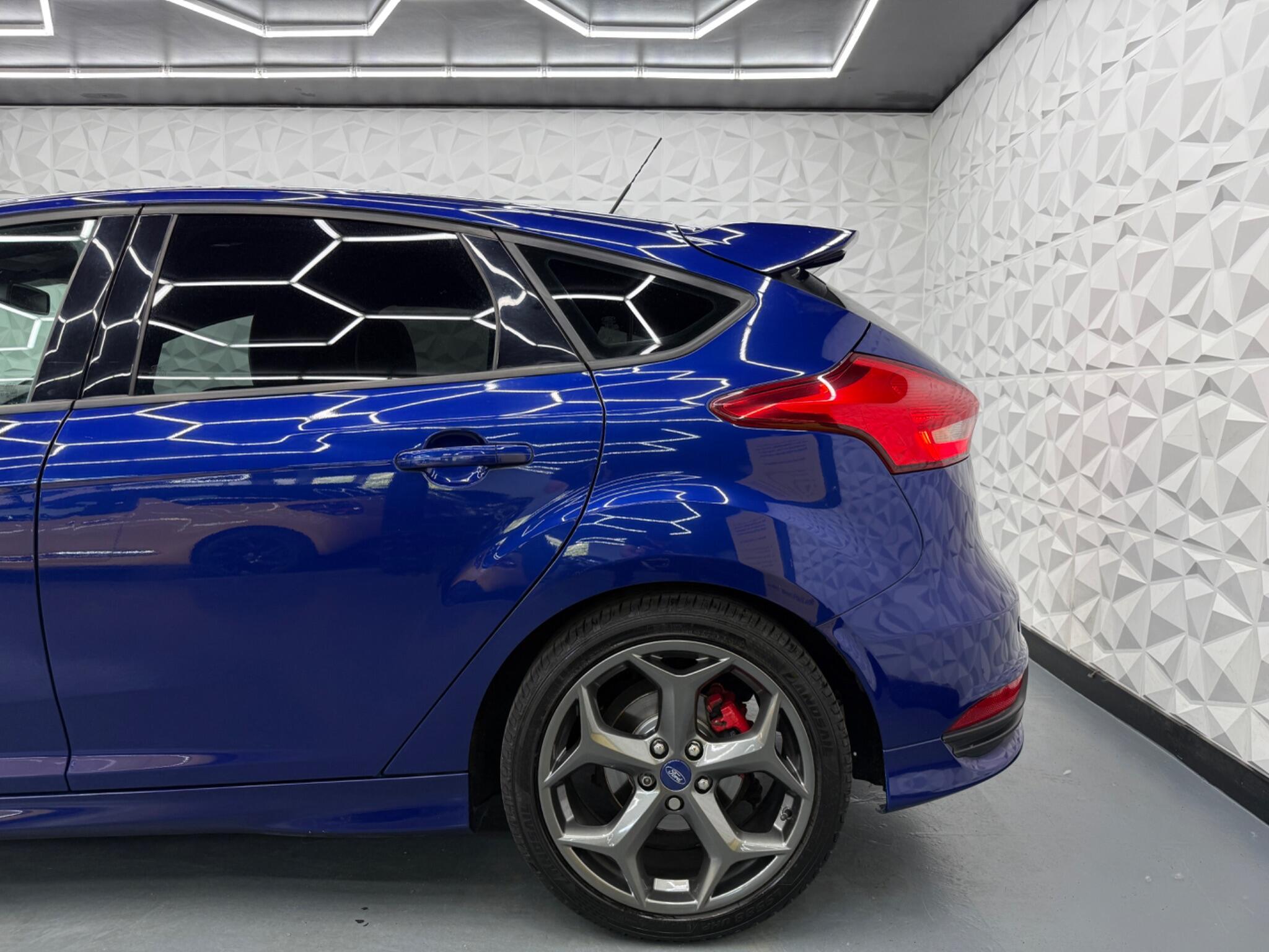 Ford Focus - Image 24