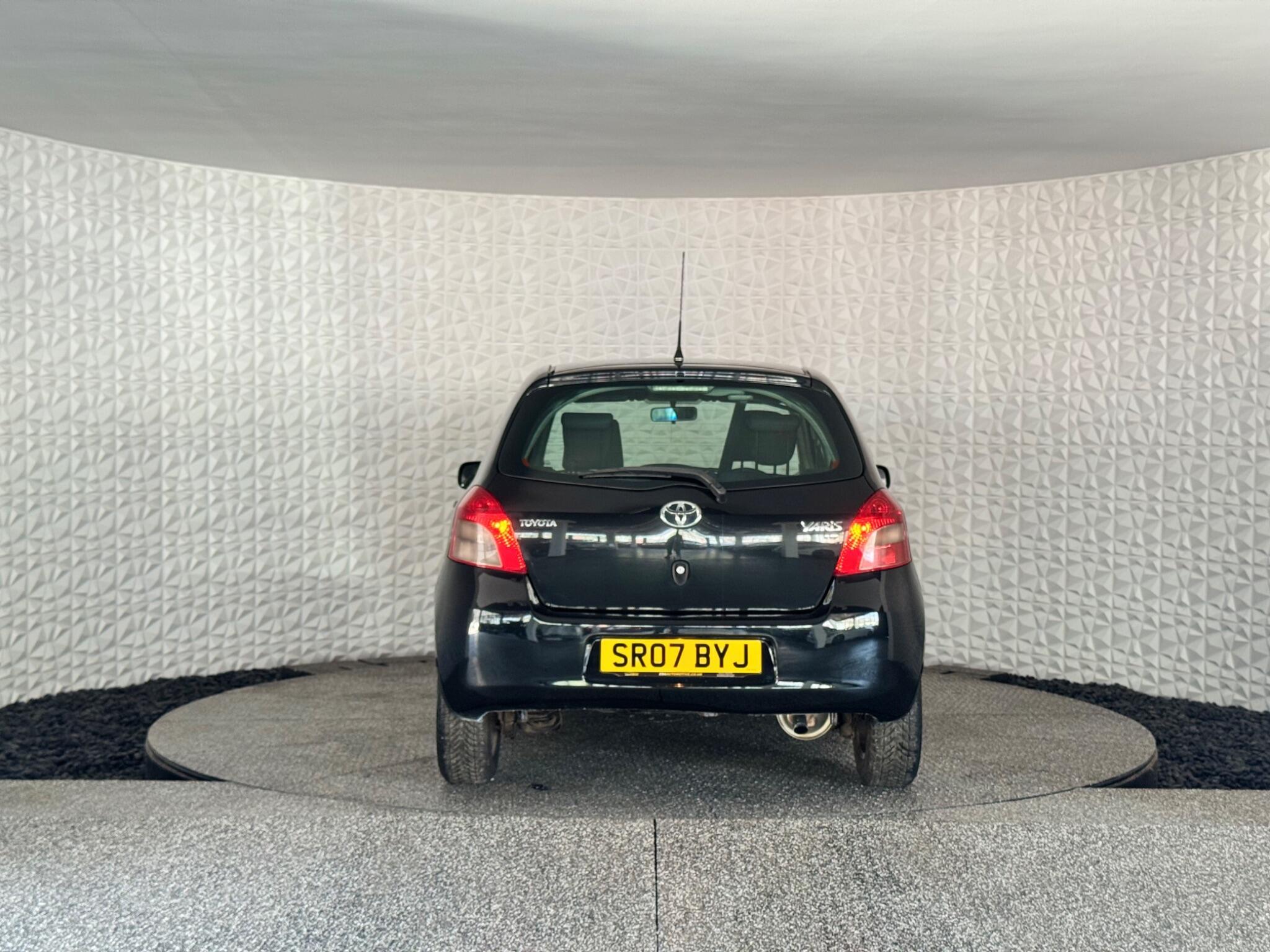 Toyota Yaris - Image 12
