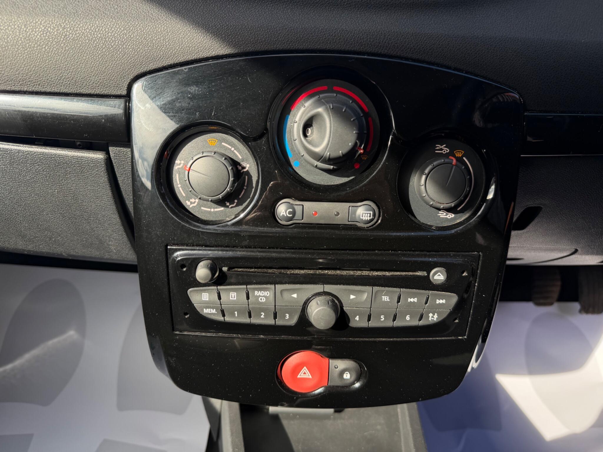 Renault Clio - Image 14