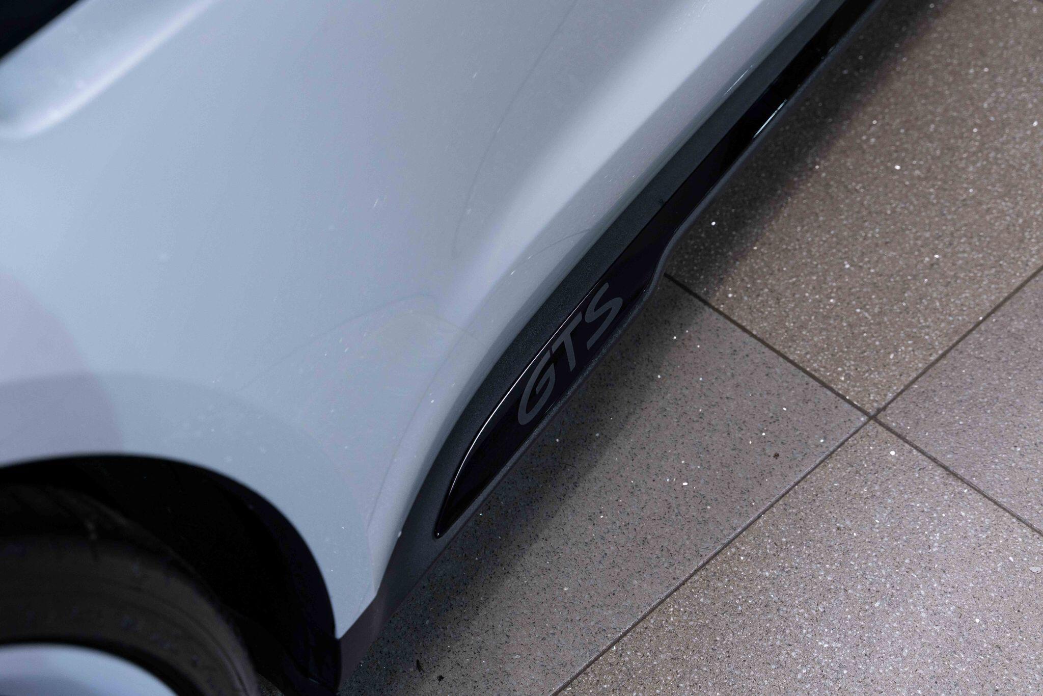 Porsche Taycan - Image 13