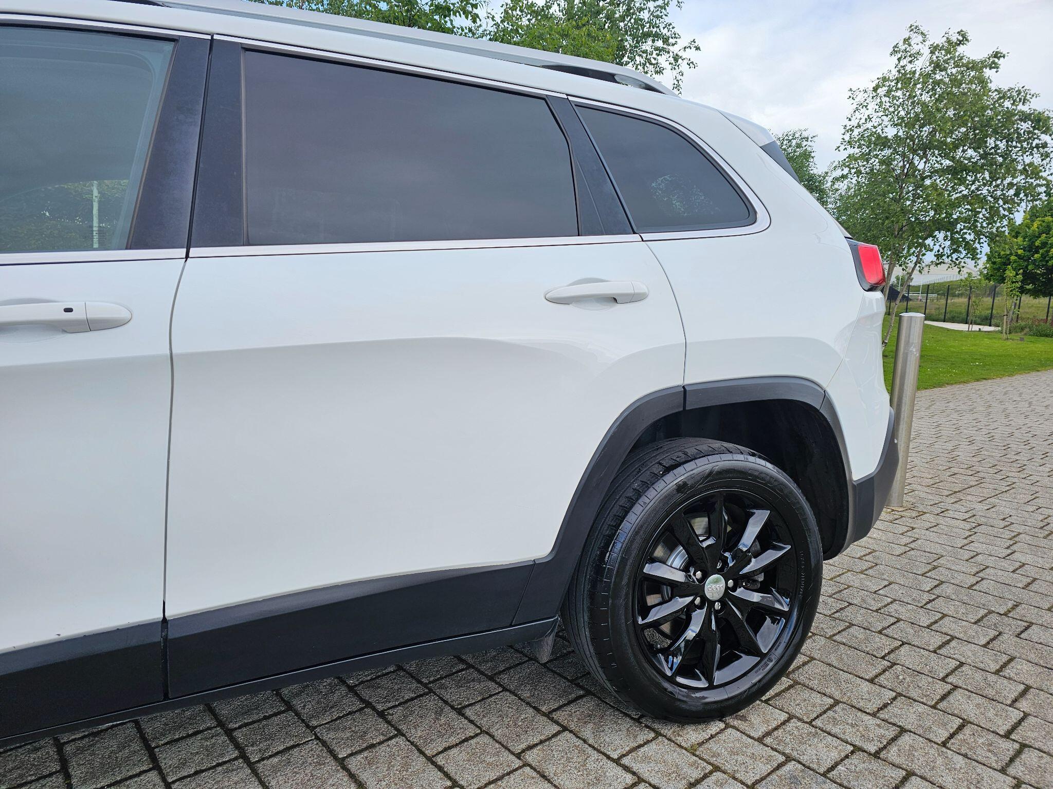 Jeep Cherokee - Image 25