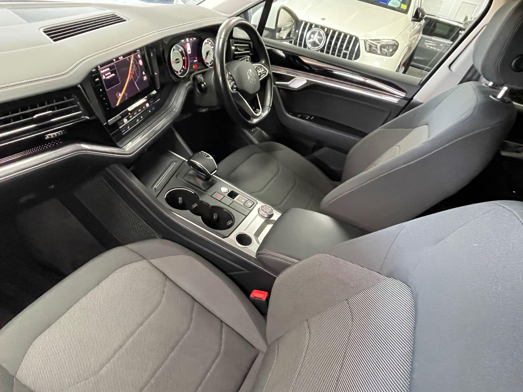 Volkswagen Touareg - Image 31