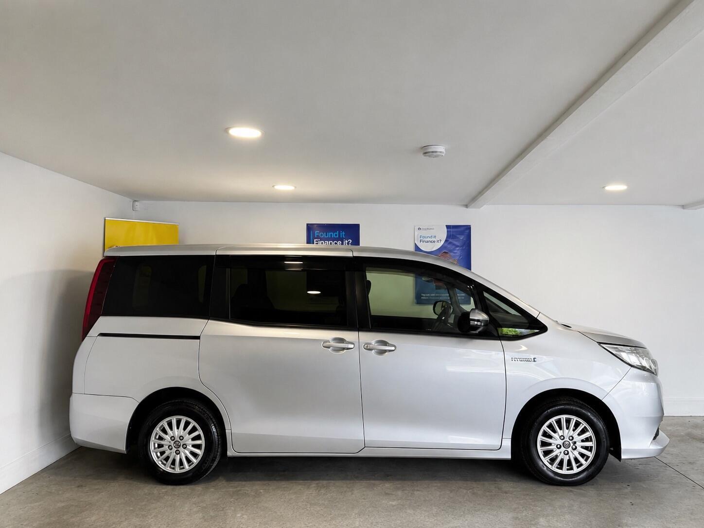 Toyota Noah - Image 5