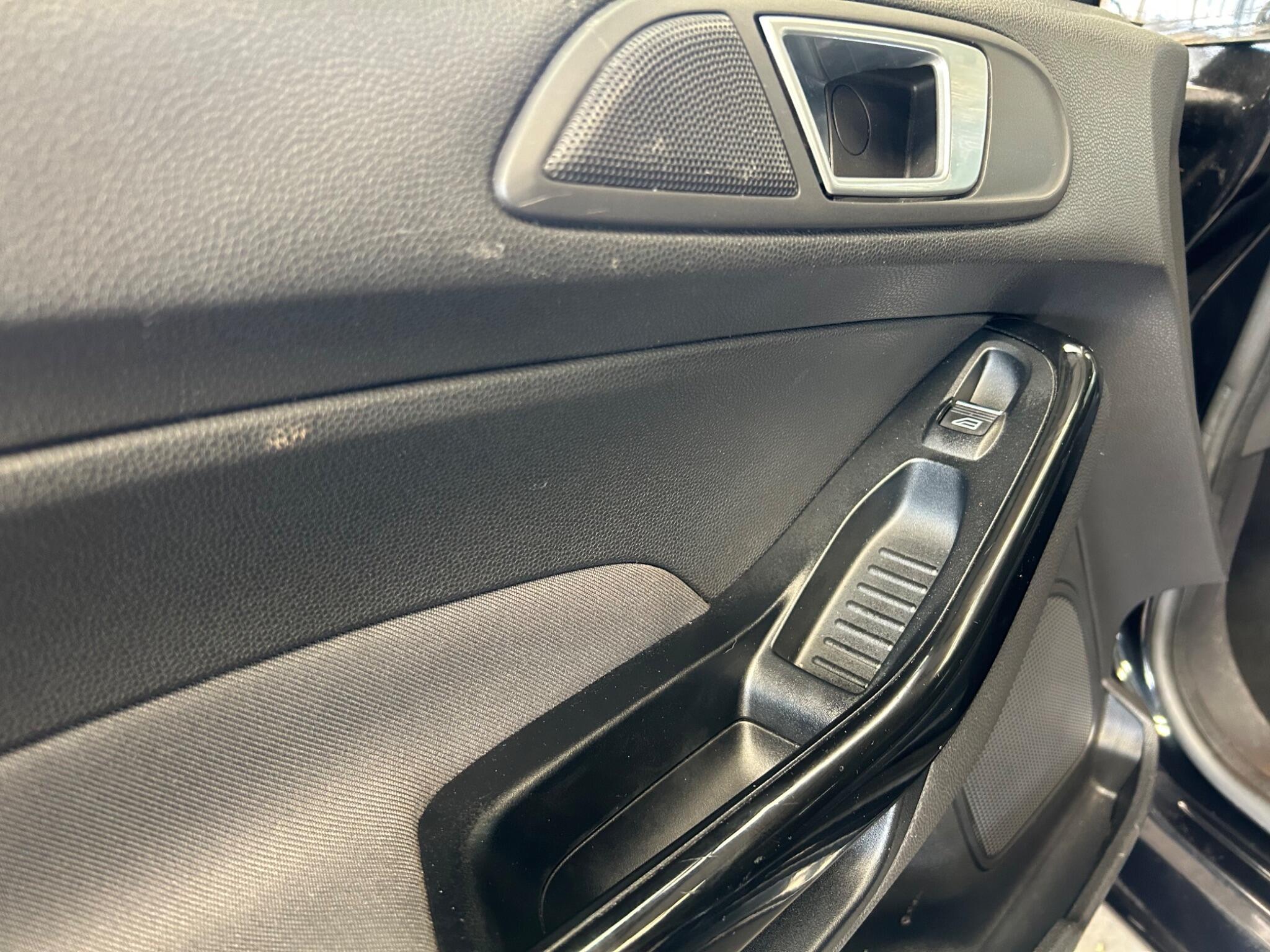 Ford Fiesta - Image 18