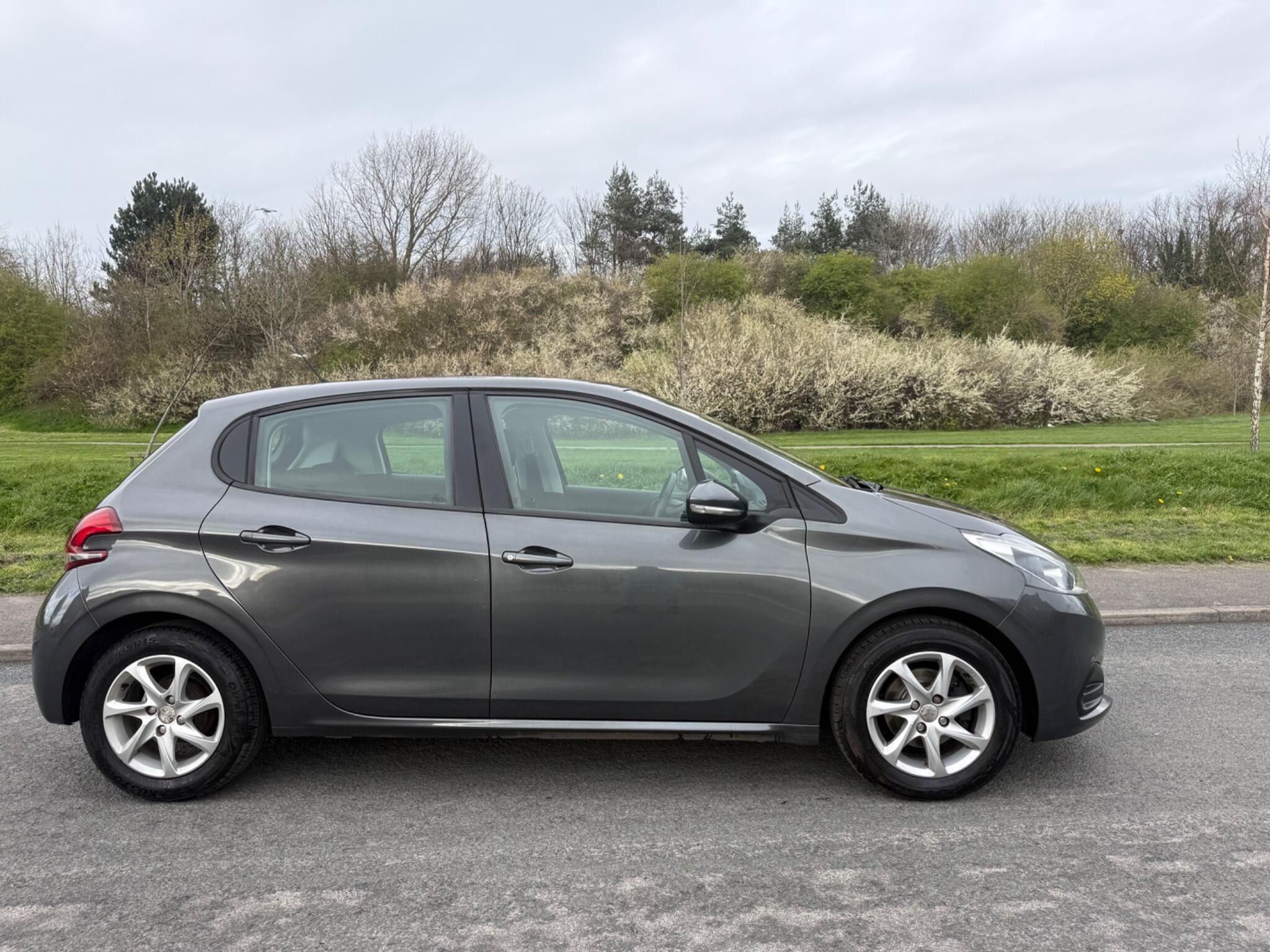 Peugeot 208 - Image 2