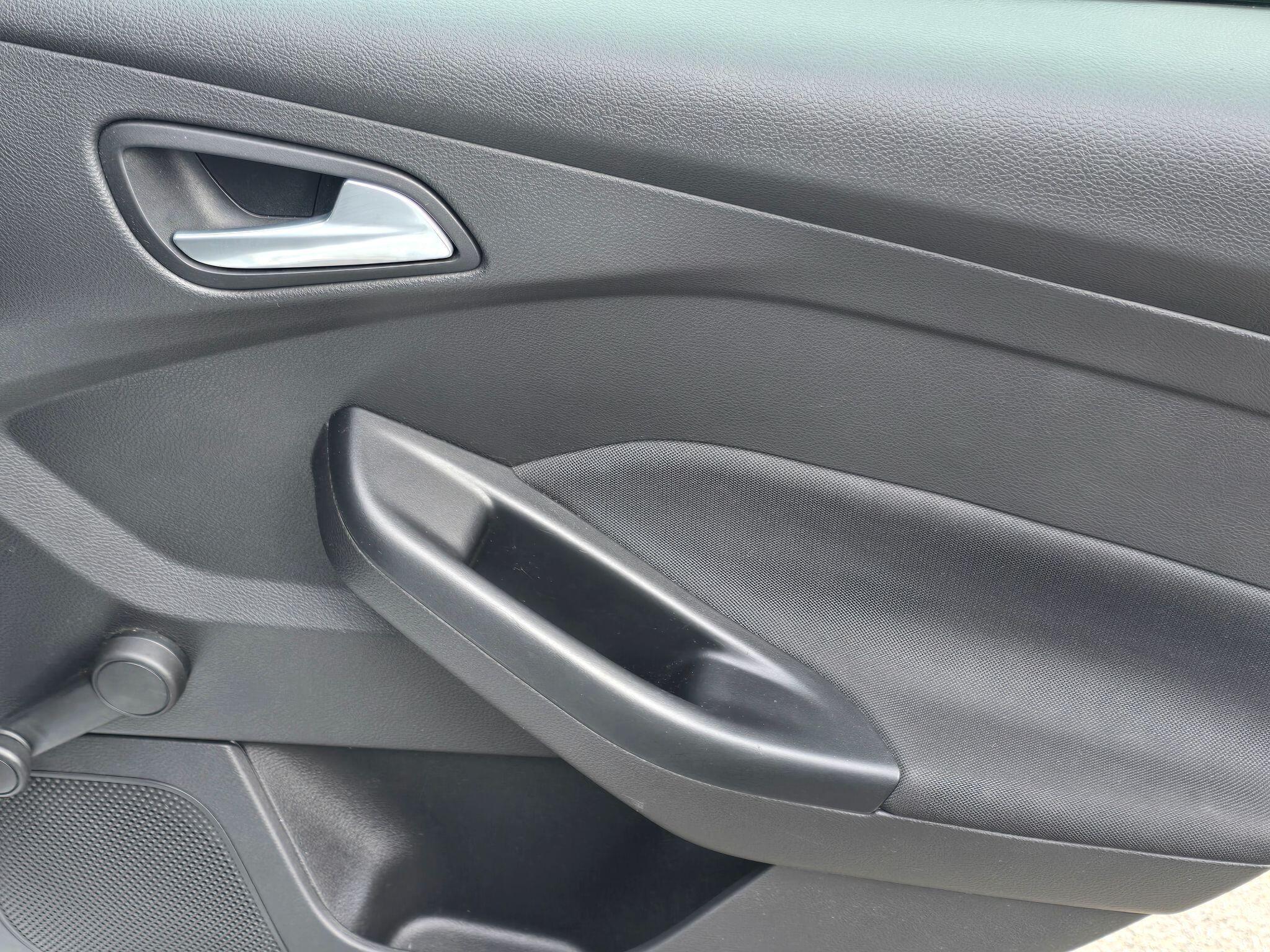 Ford Focus - Image 42