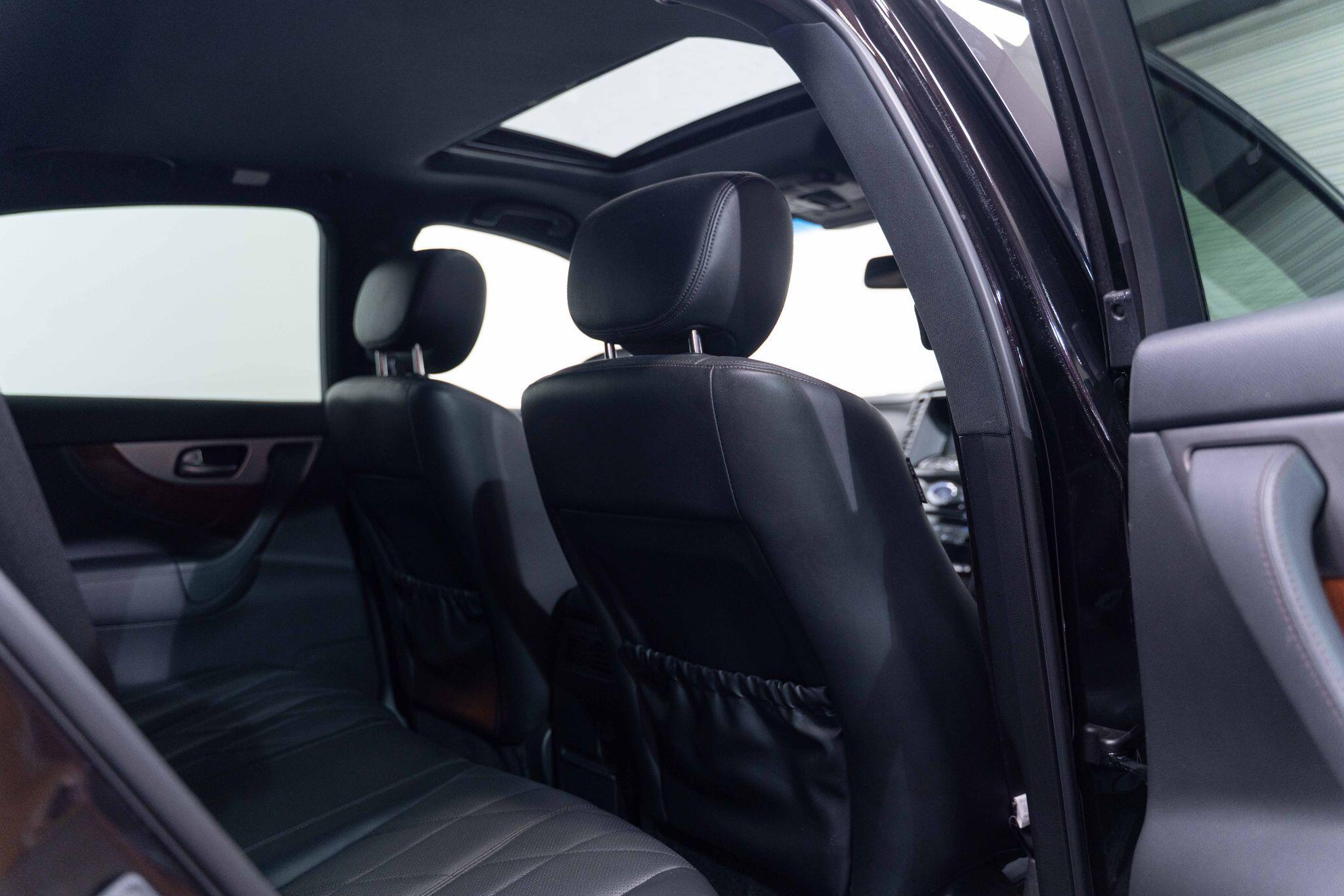 Infiniti QX70 - Image 11