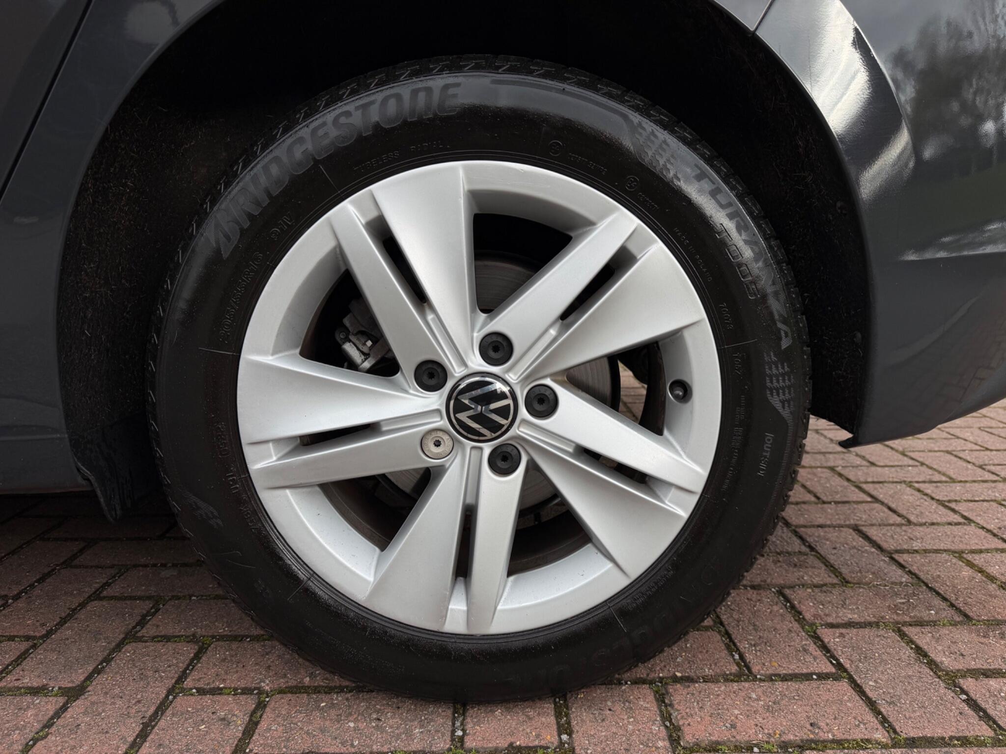 Volkswagen Golf - Image 25