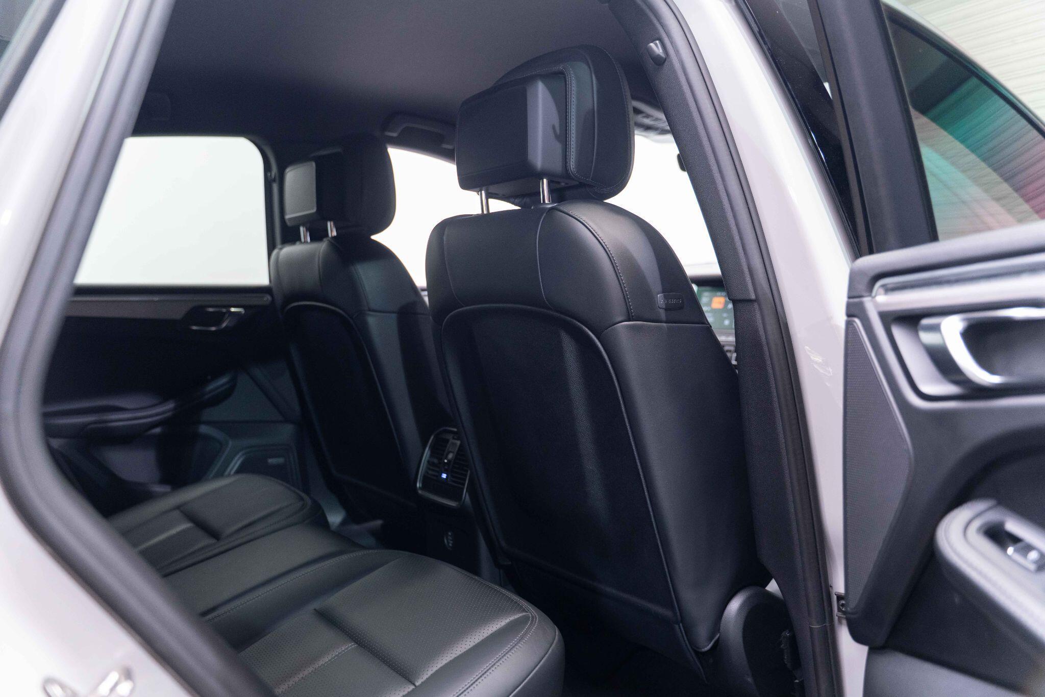 Porsche Macan - Image 12