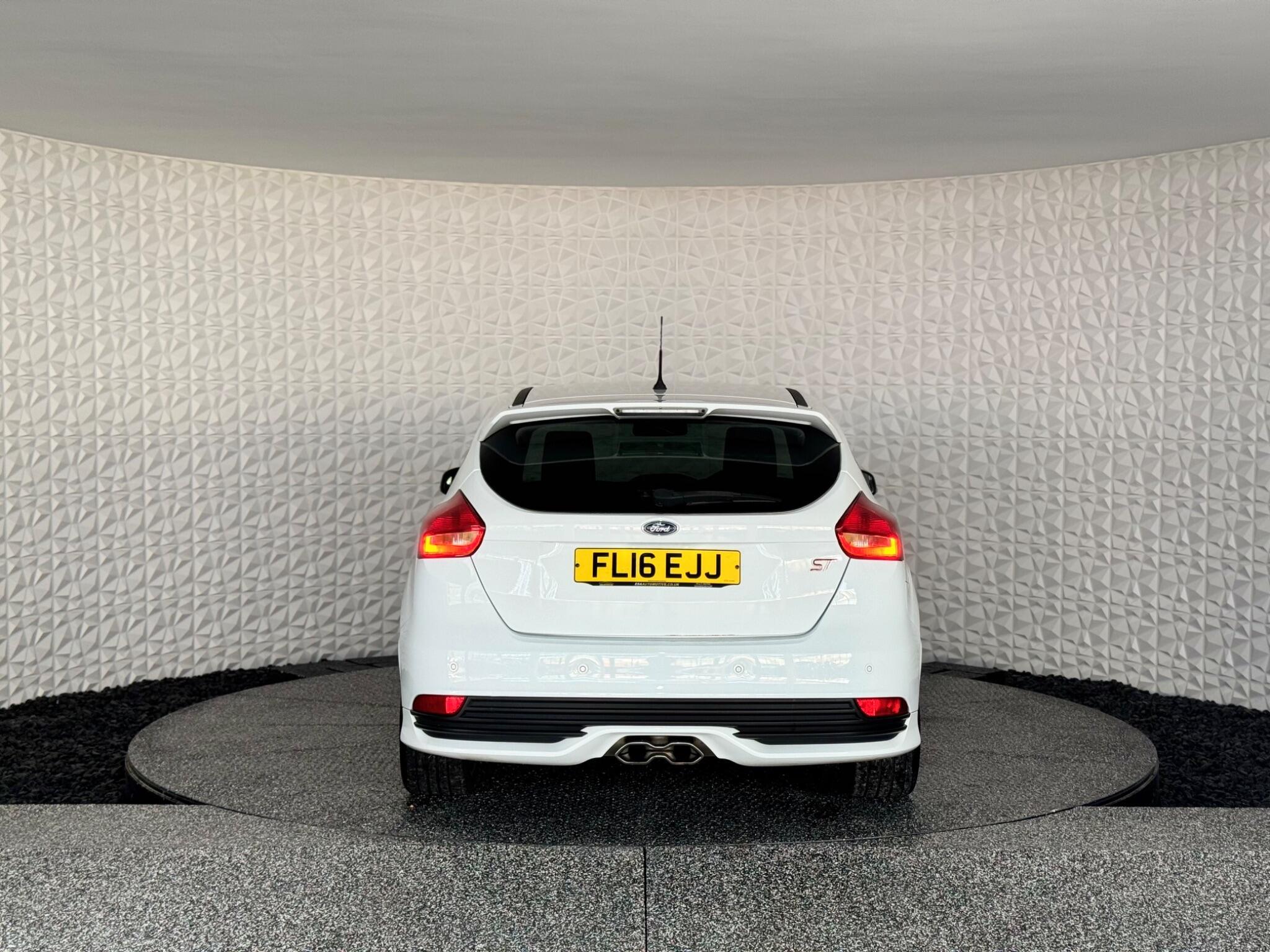 Ford Focus - Image 16