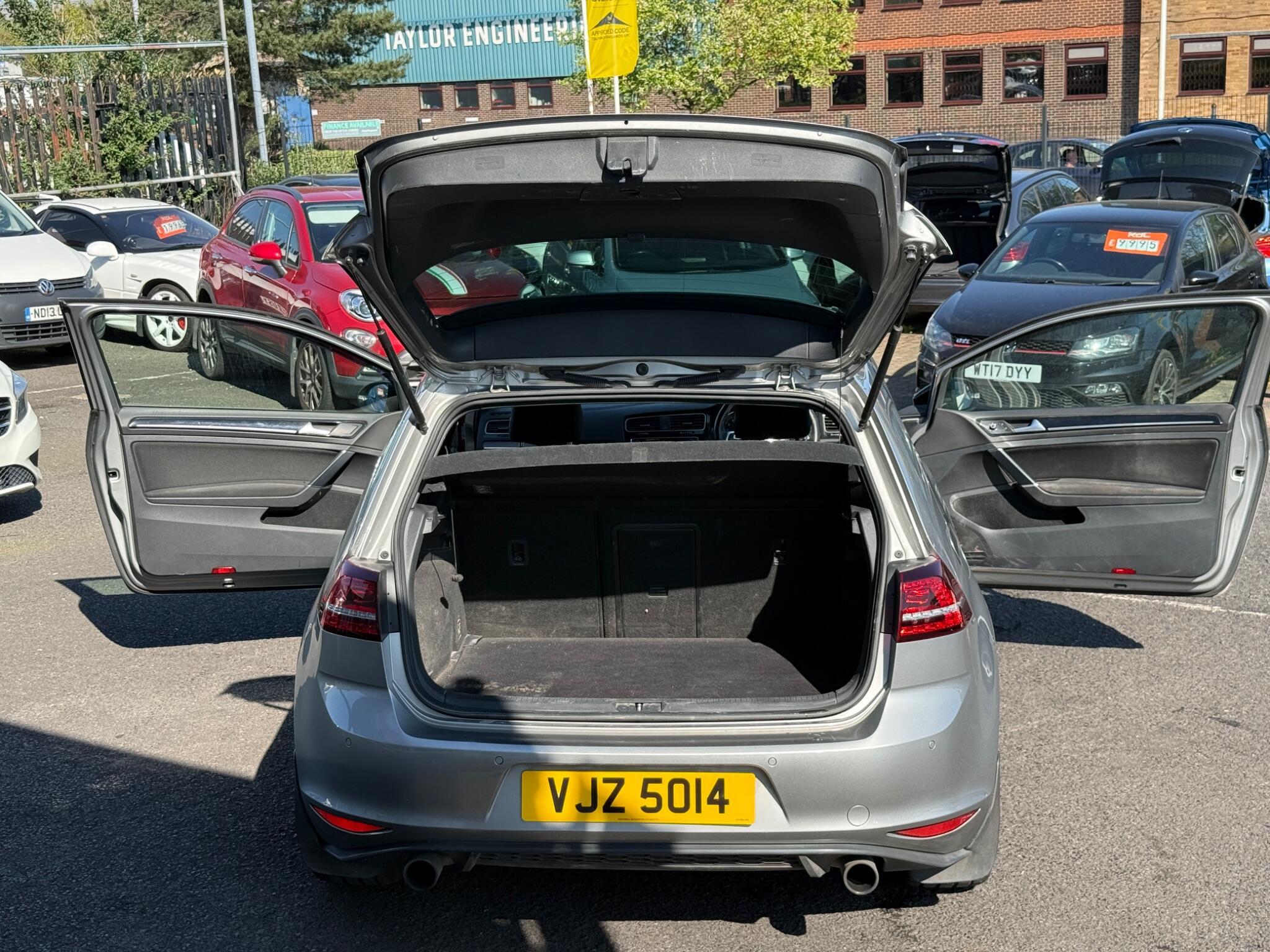 Volkswagen Golf - Image 15