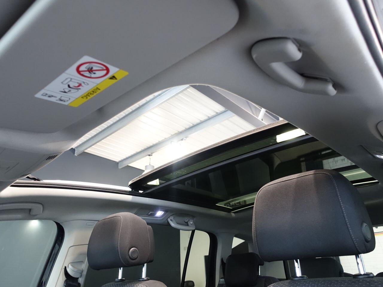 Volkswagen Touran - Image 2