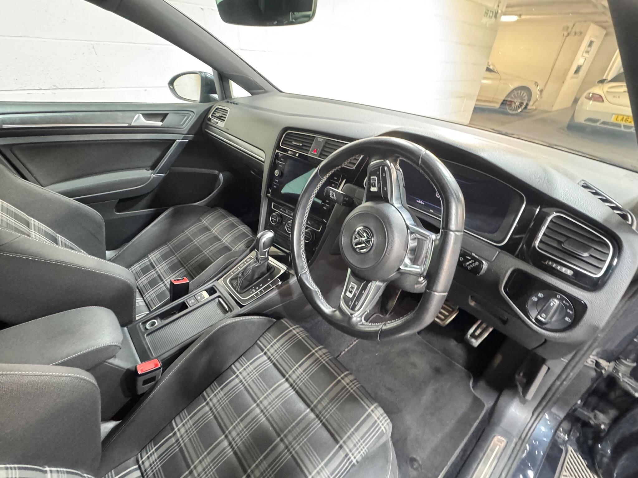 Volkswagen Golf - Image 9