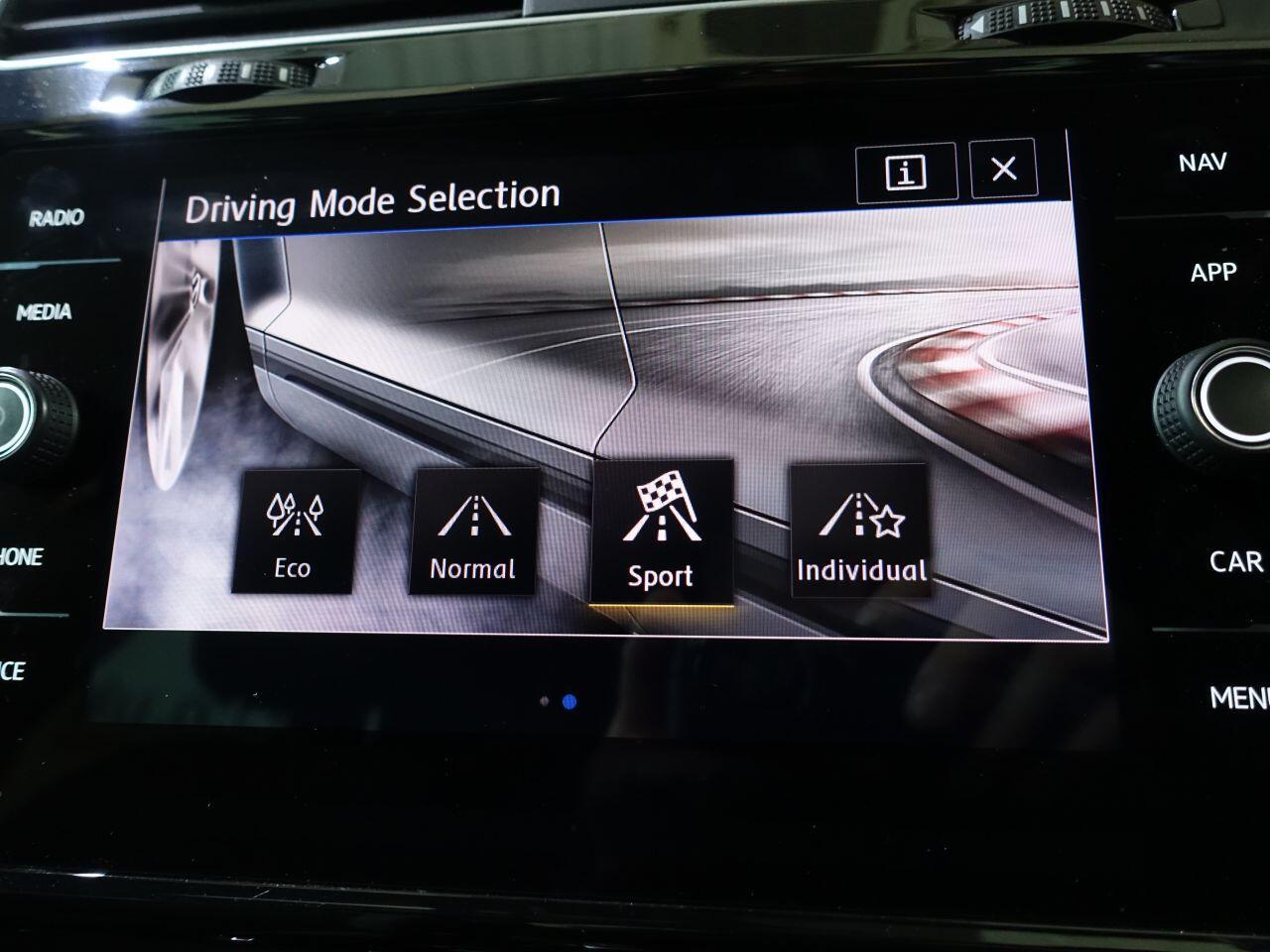 Volkswagen Golf - Image 34