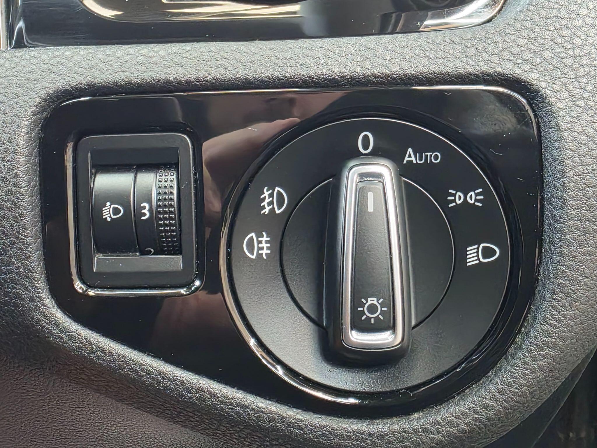 Volkswagen Golf - Image 25