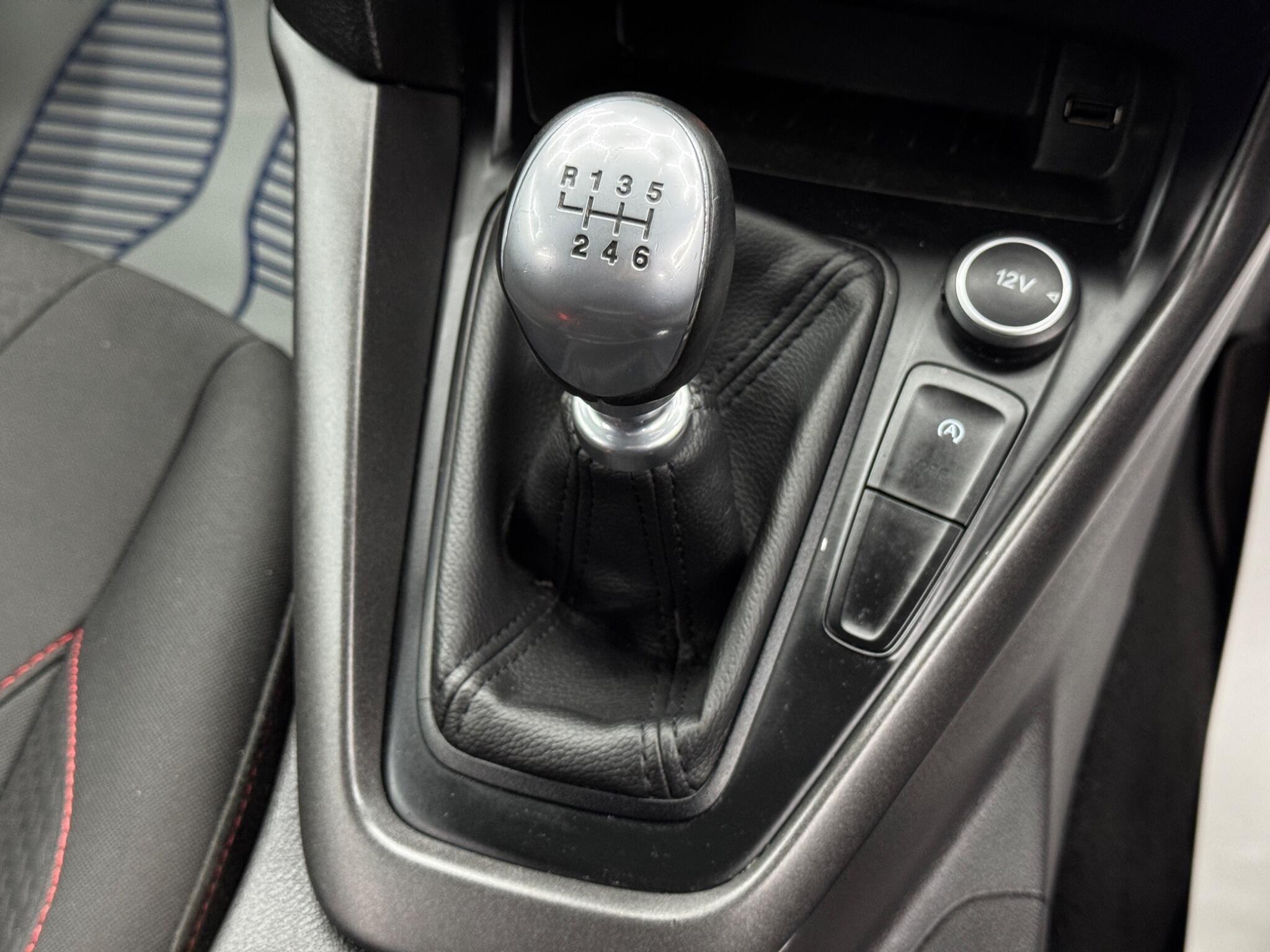 Ford Focus - Image 26