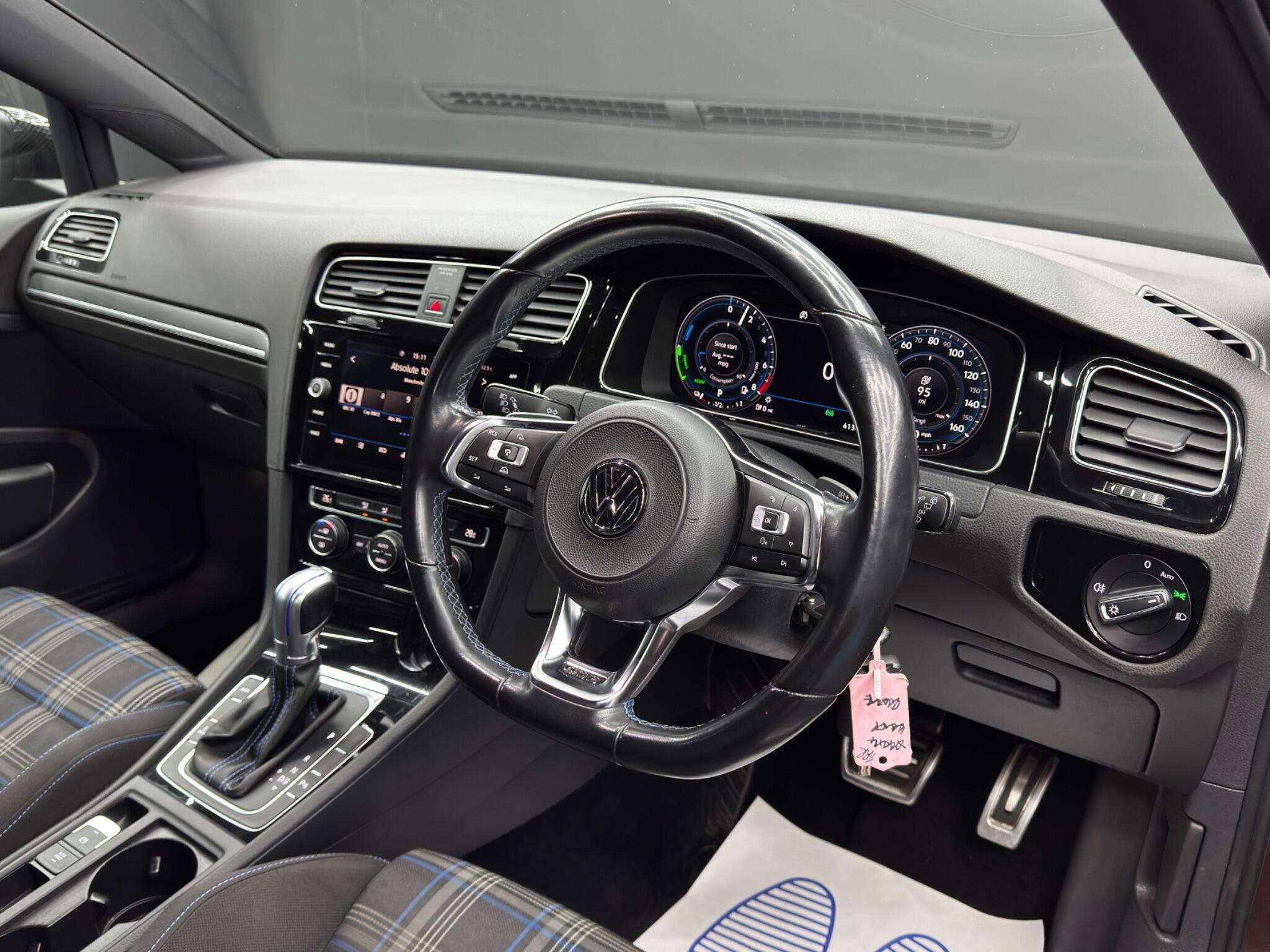 Volkswagen Golf - Image 9